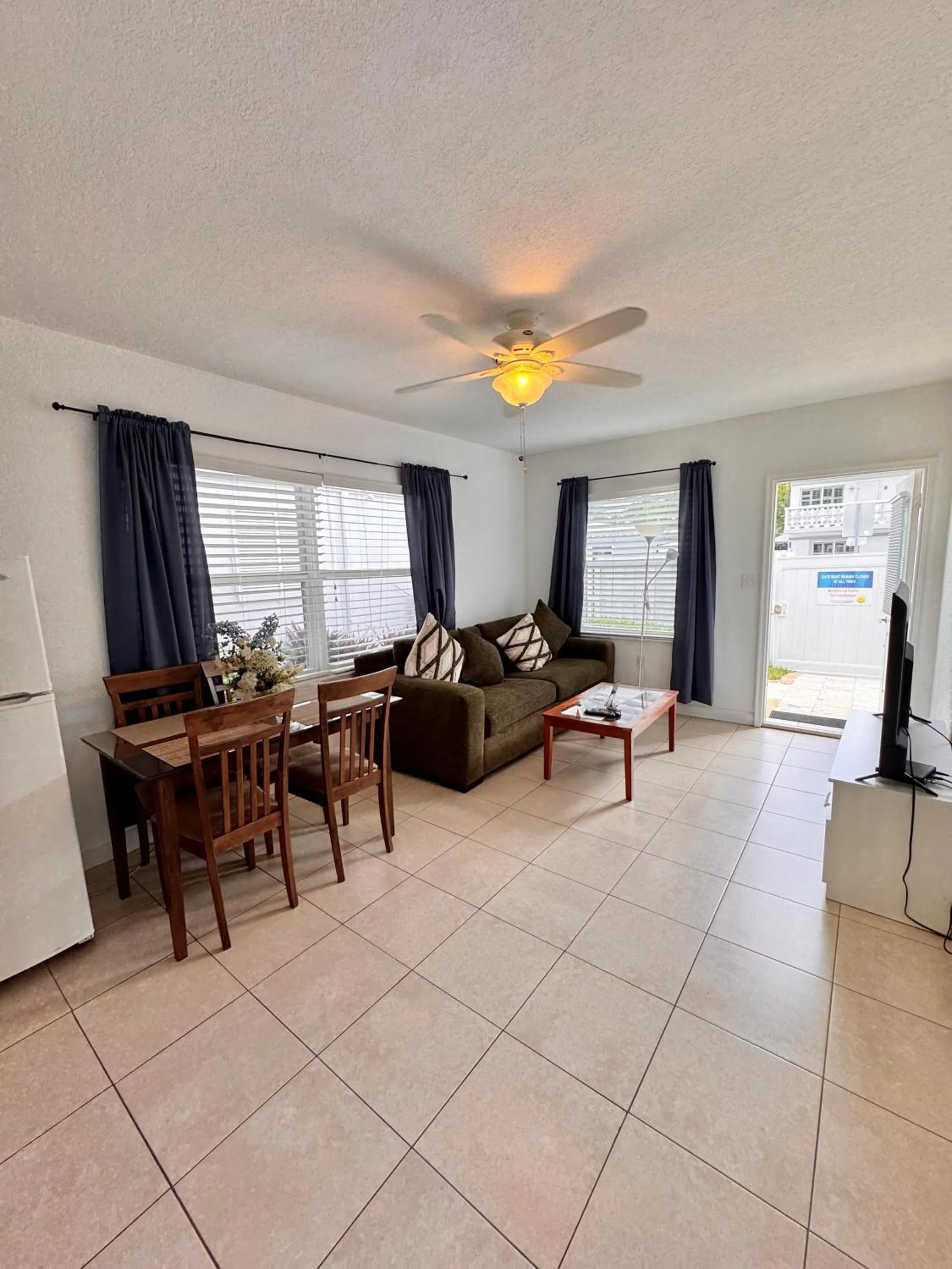 Living room in Coral Key Inn