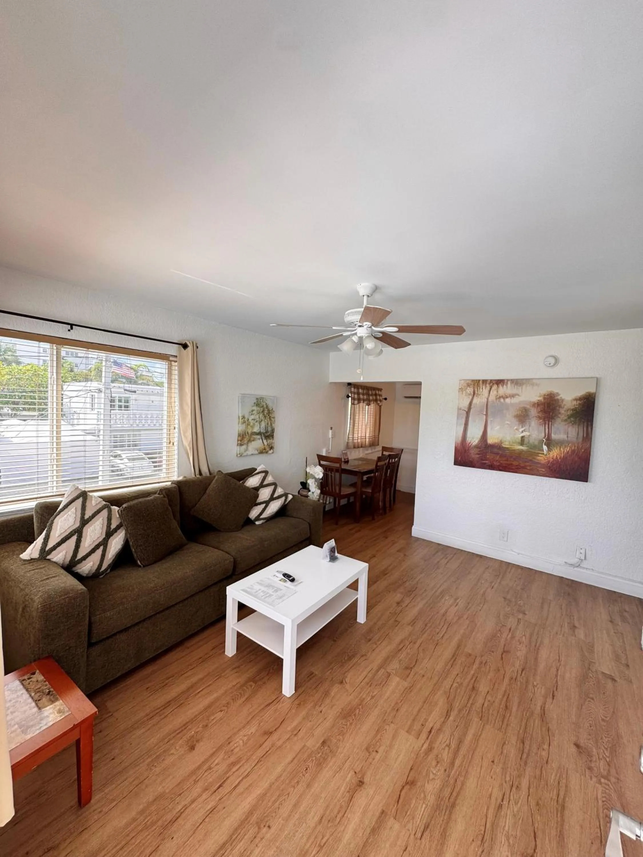 Living room in Coral Key Inn