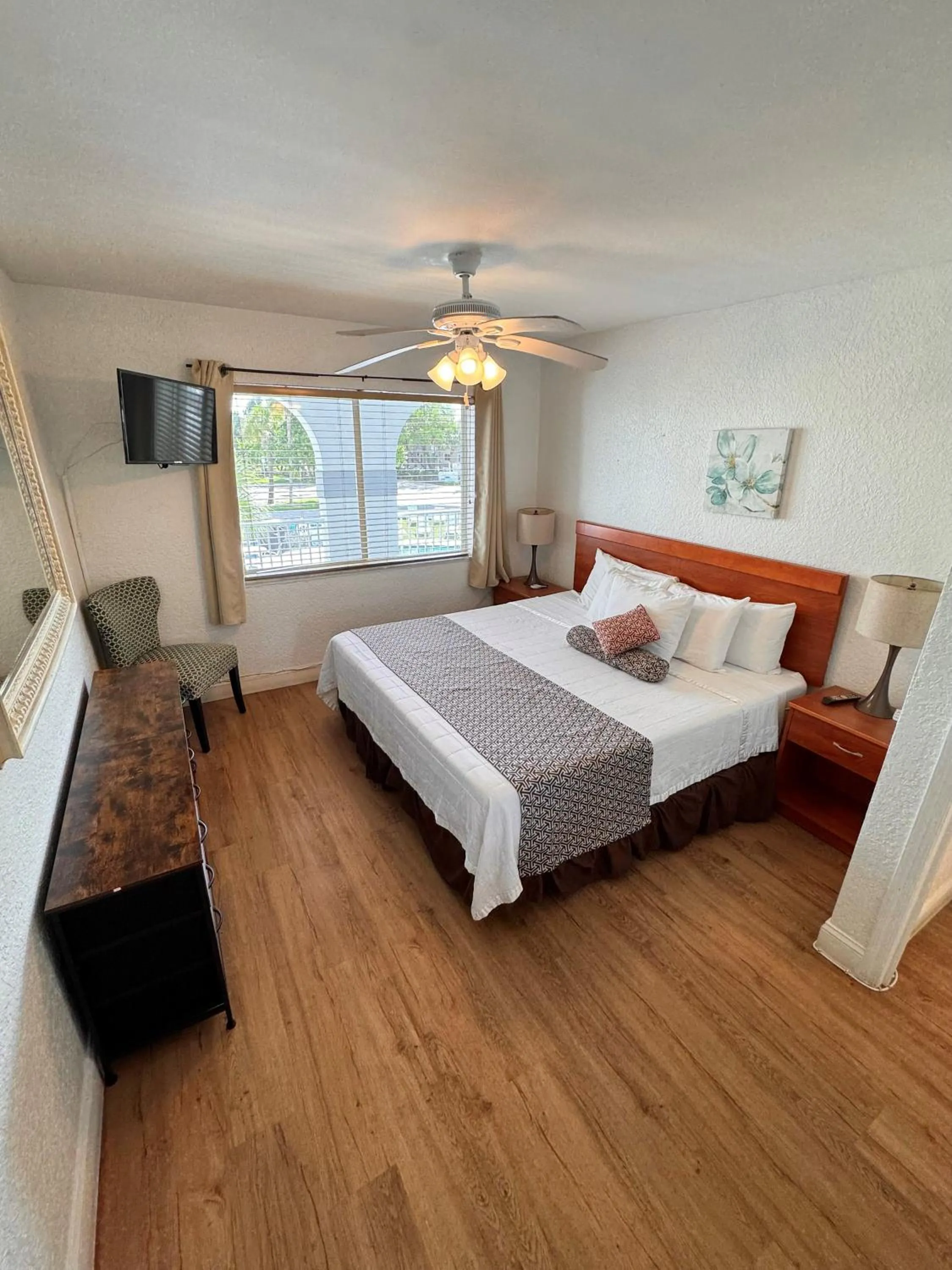 Bedroom, Bed in Coral Key Inn