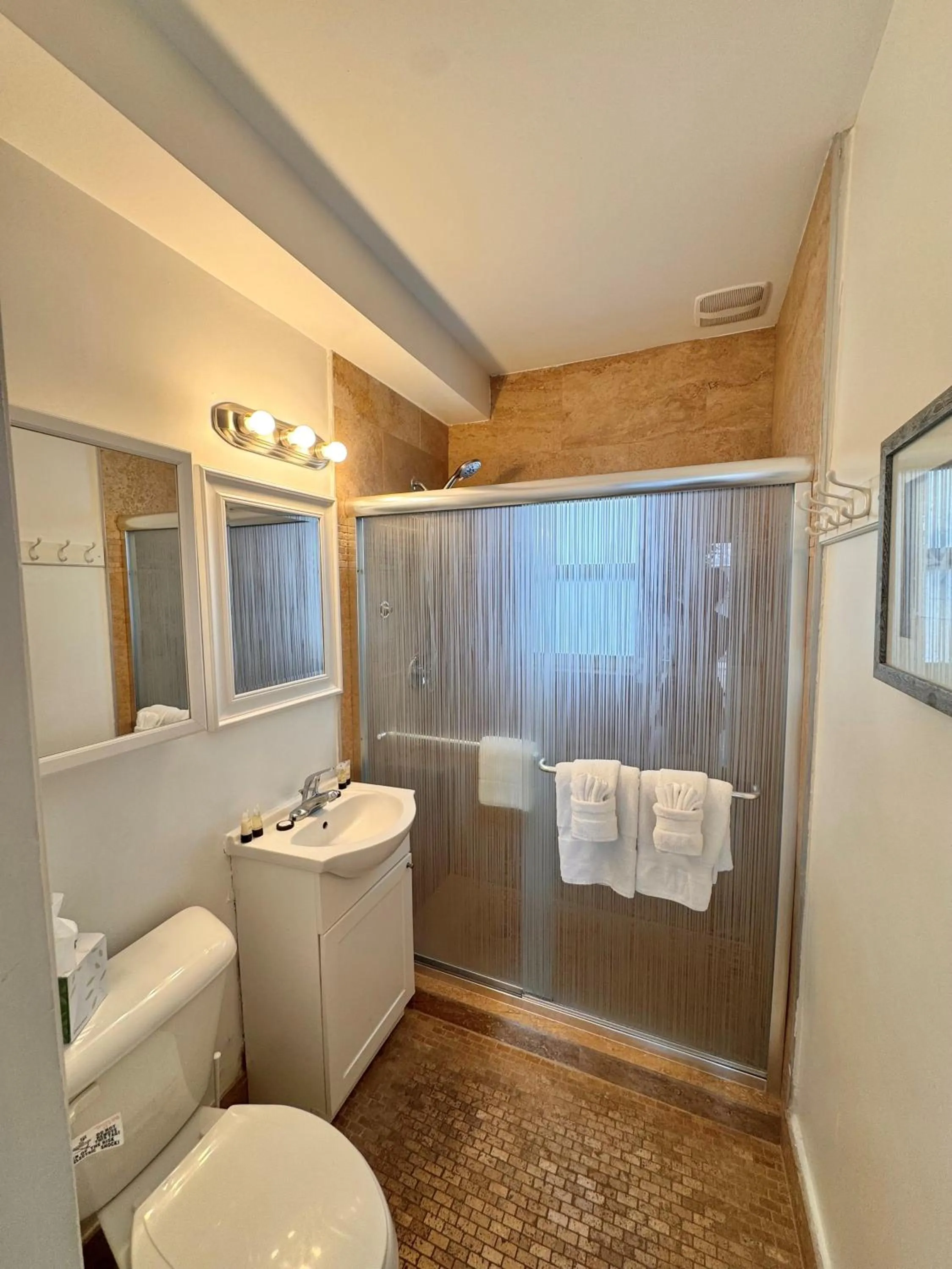 Toilet in Coral Key Inn