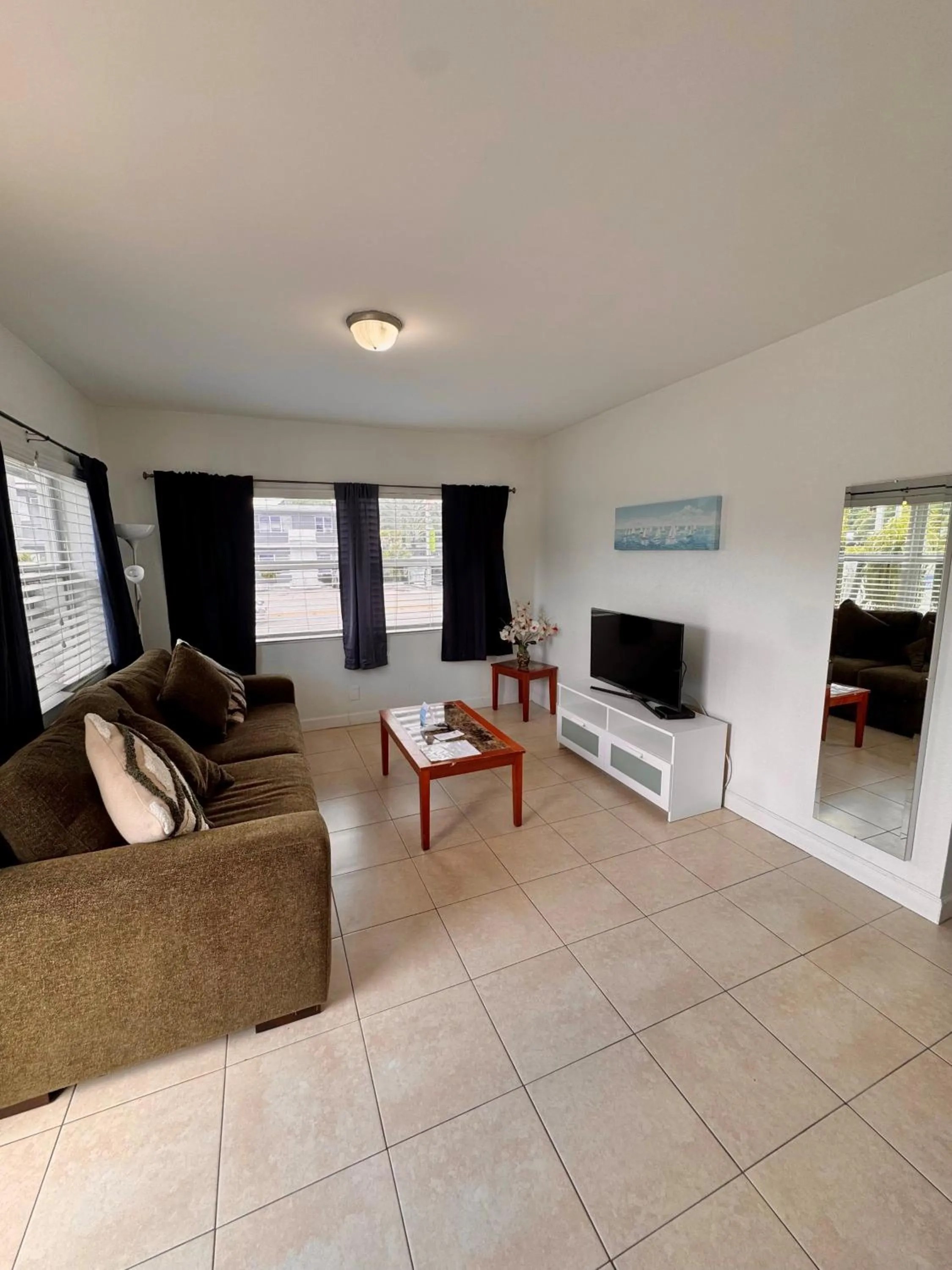 Living room in Coral Key Inn