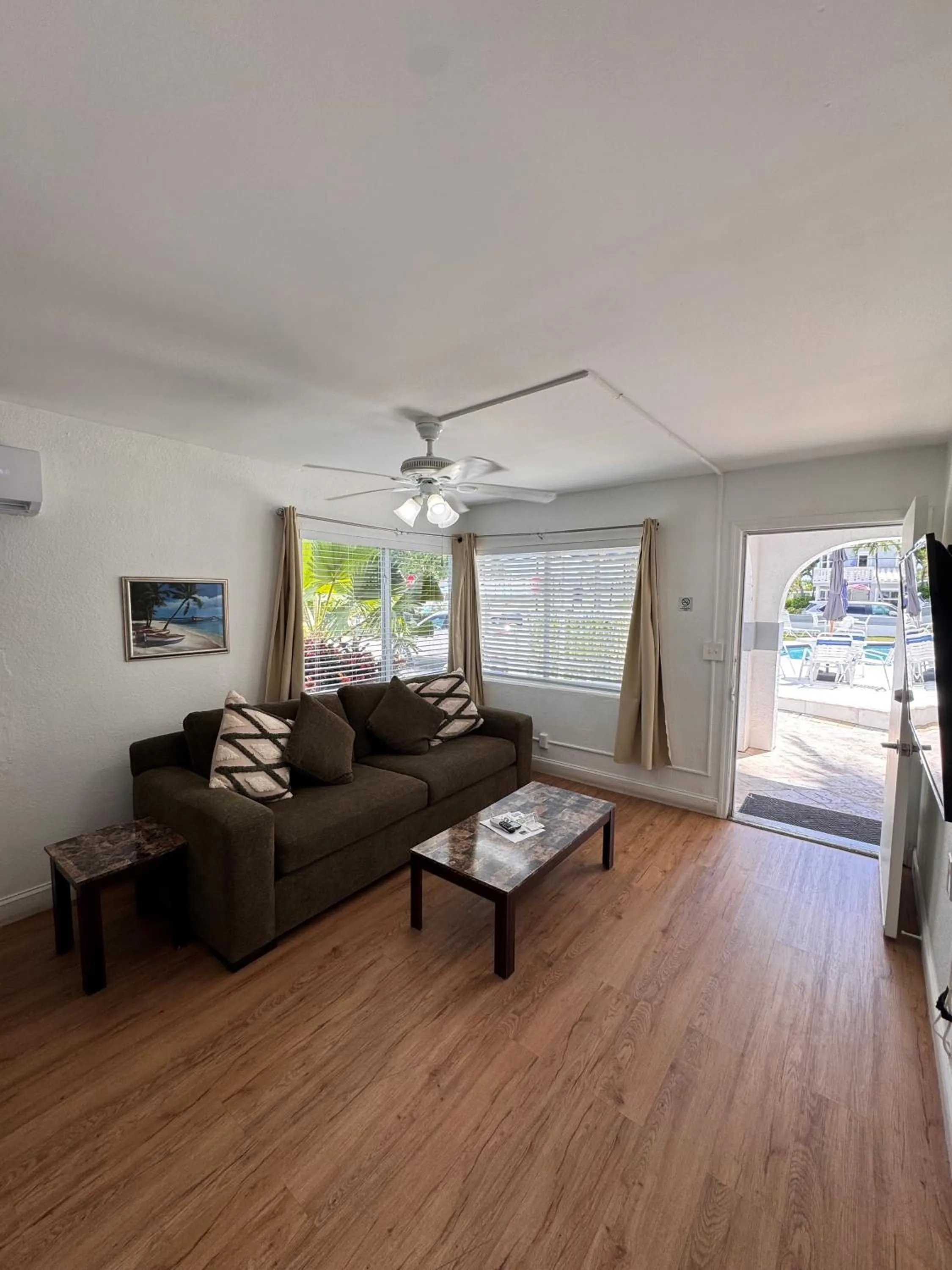Living room in Coral Key Inn