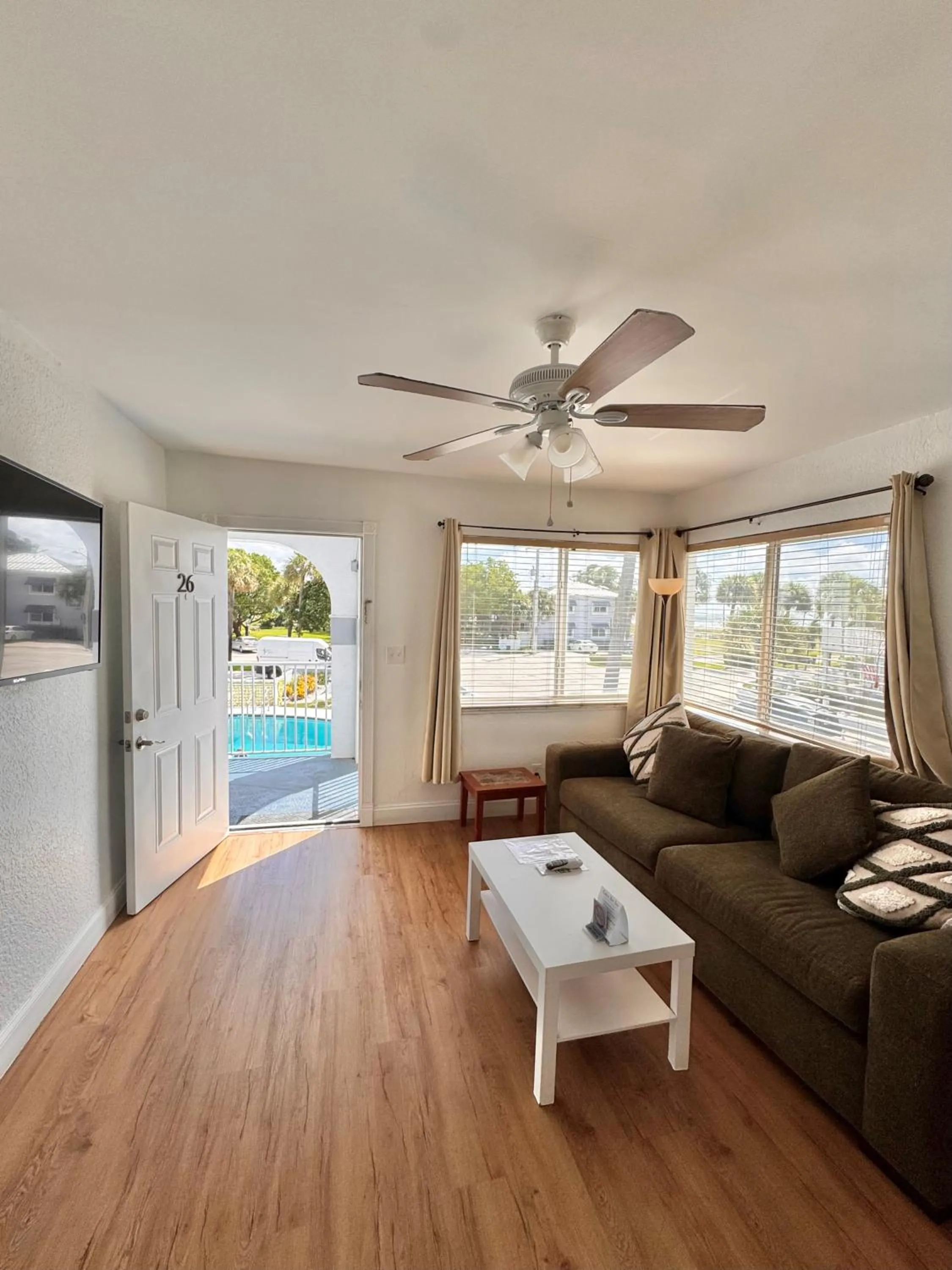 Living room in Coral Key Inn