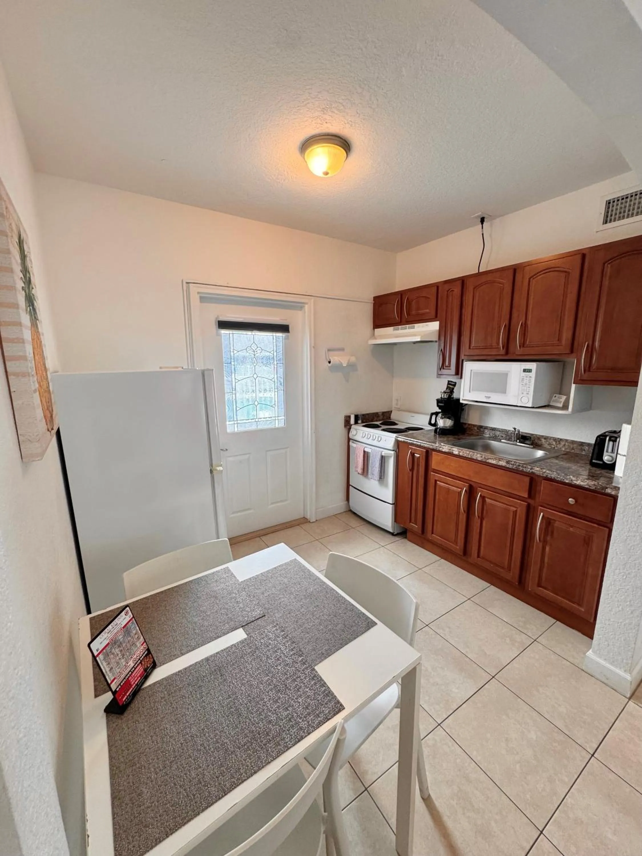 Kitchen or kitchenette in Coral Key Inn