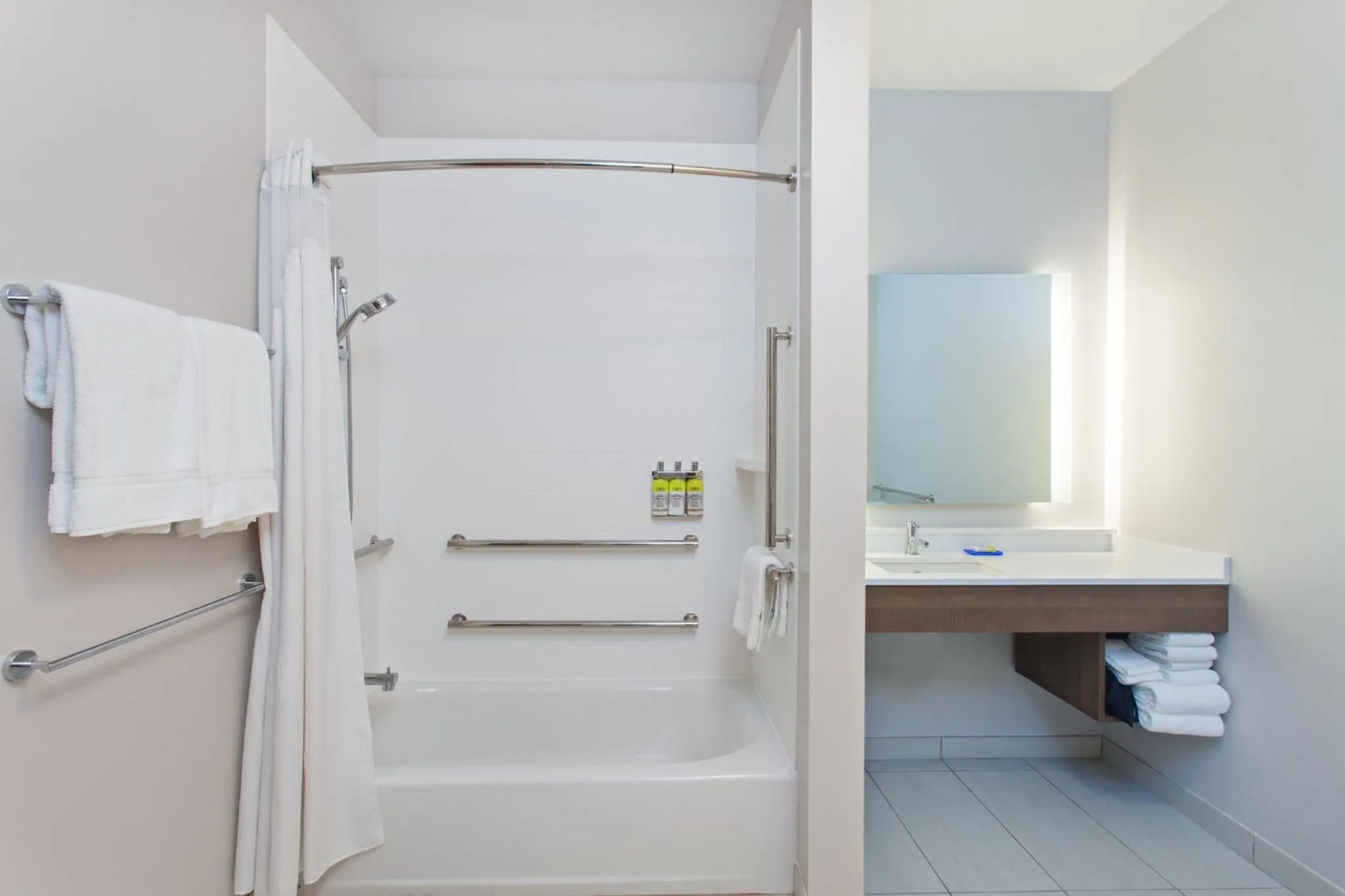 Photo of the whole room in Holiday Inn Express & Suites - Moses Lake by IHG