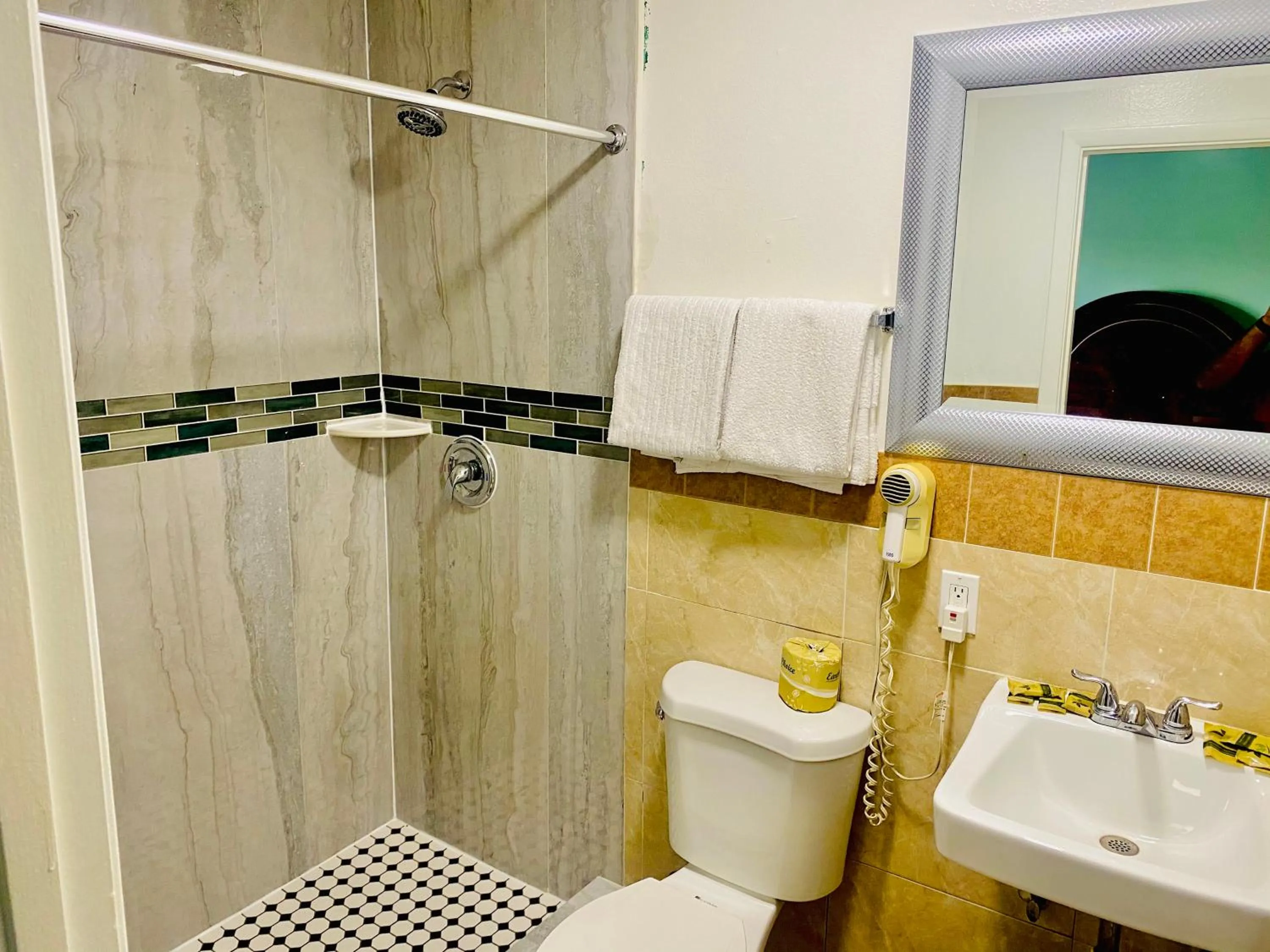 Bathroom in A Fisher's Inn Motel