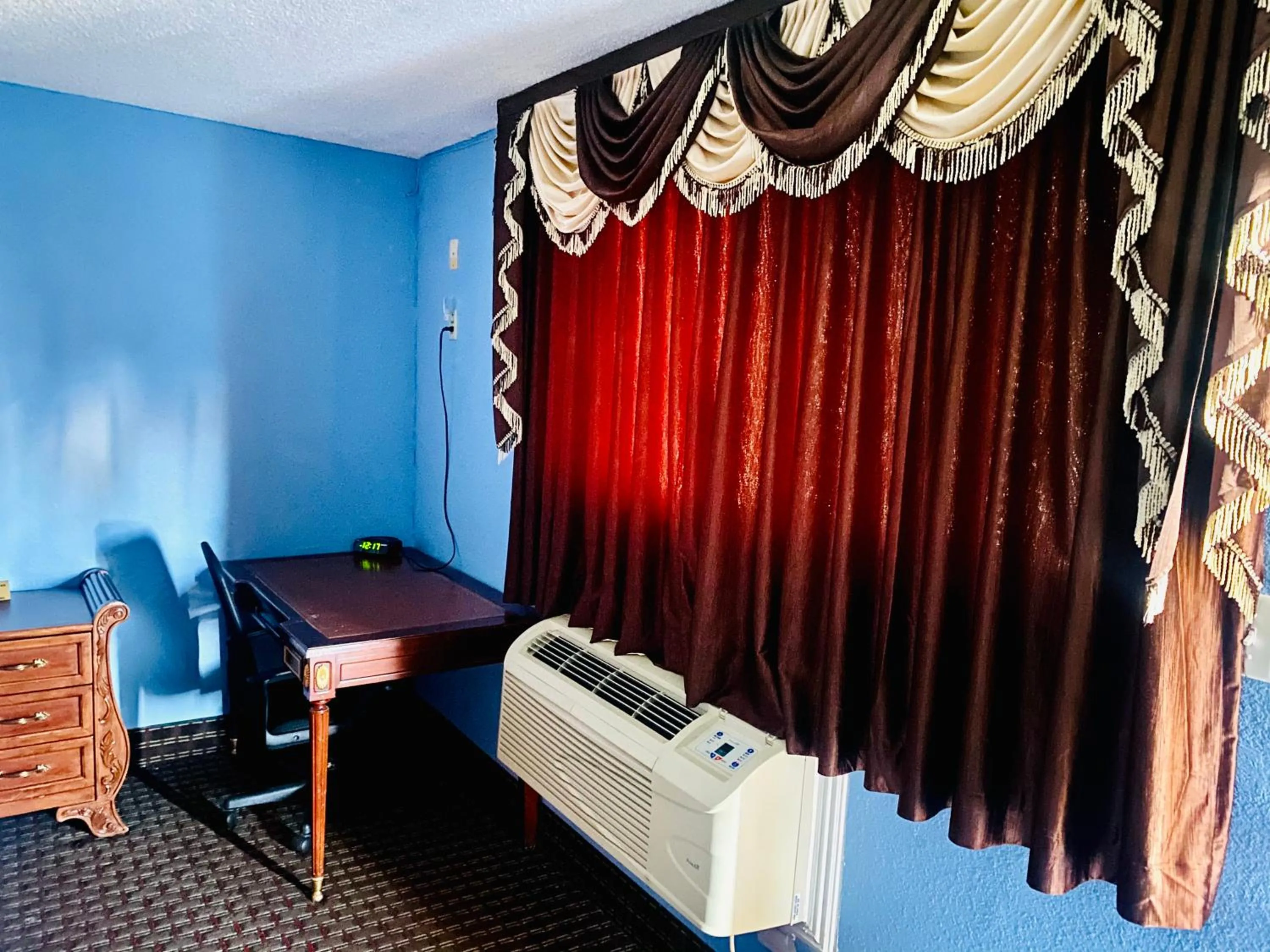 Bedroom in A Fisher's Inn Motel