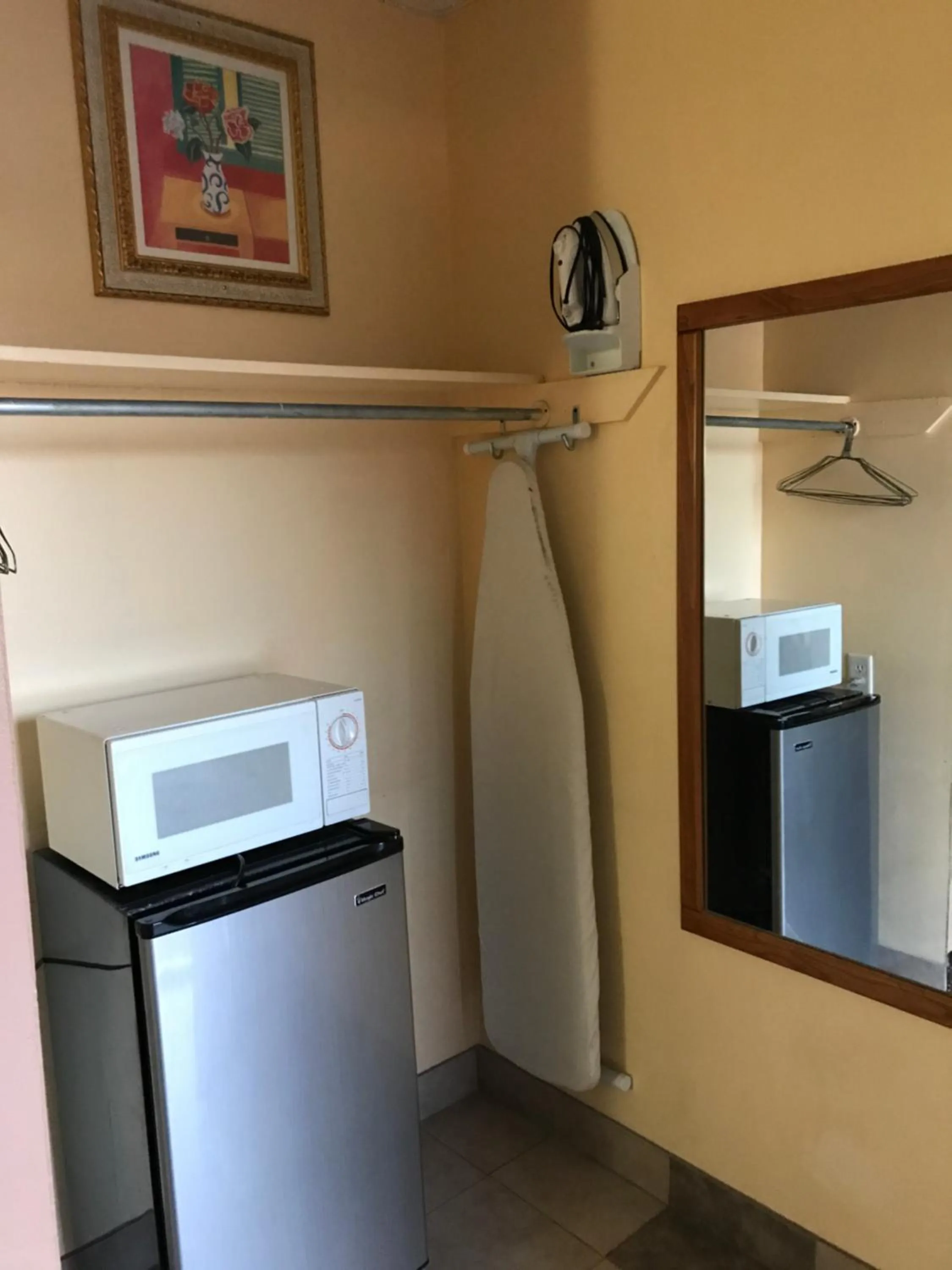 minibar in A Fisher's Inn Motel