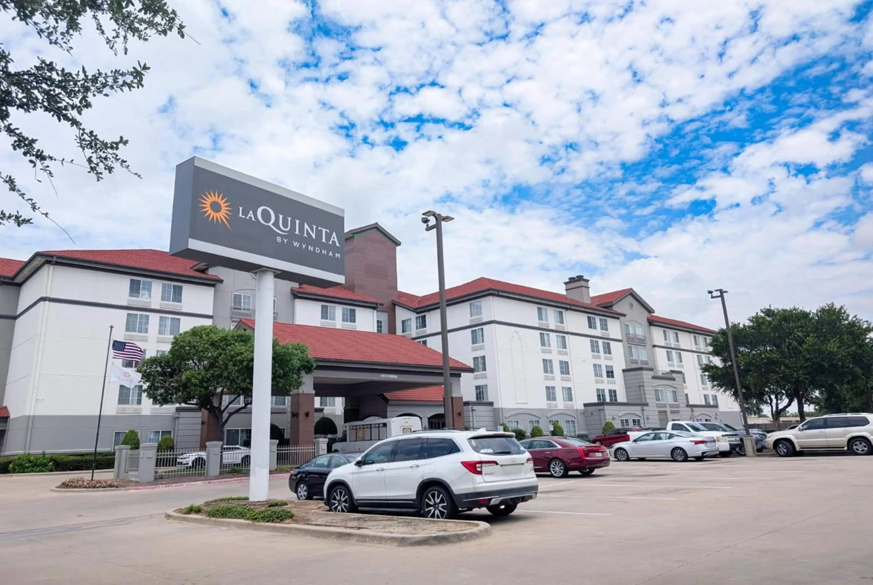 Property building in La Quinta by Wyndham DFW Airport South / Irving