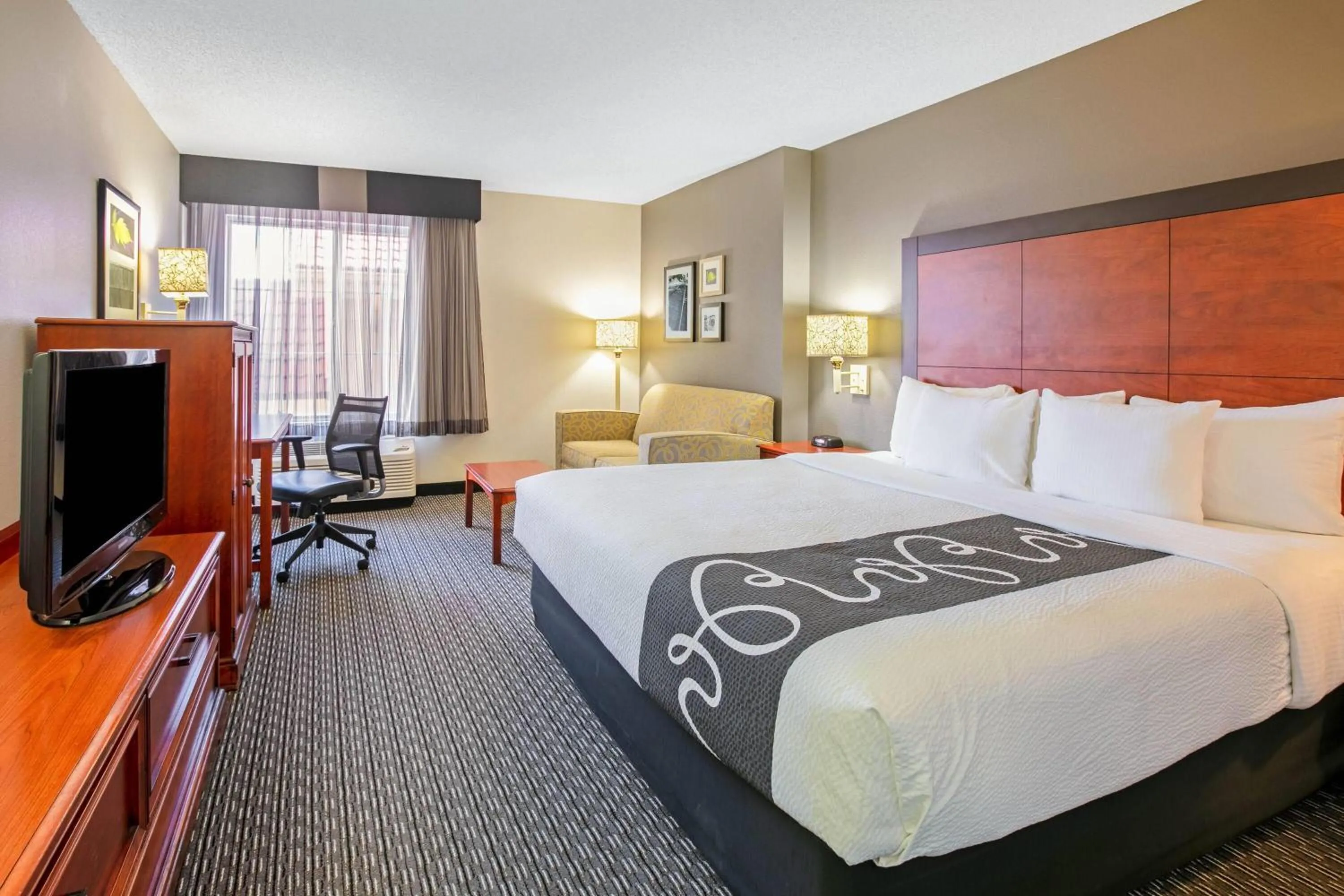 Photo of the whole room, Bed in La Quinta by Wyndham DFW Airport South / Irving
