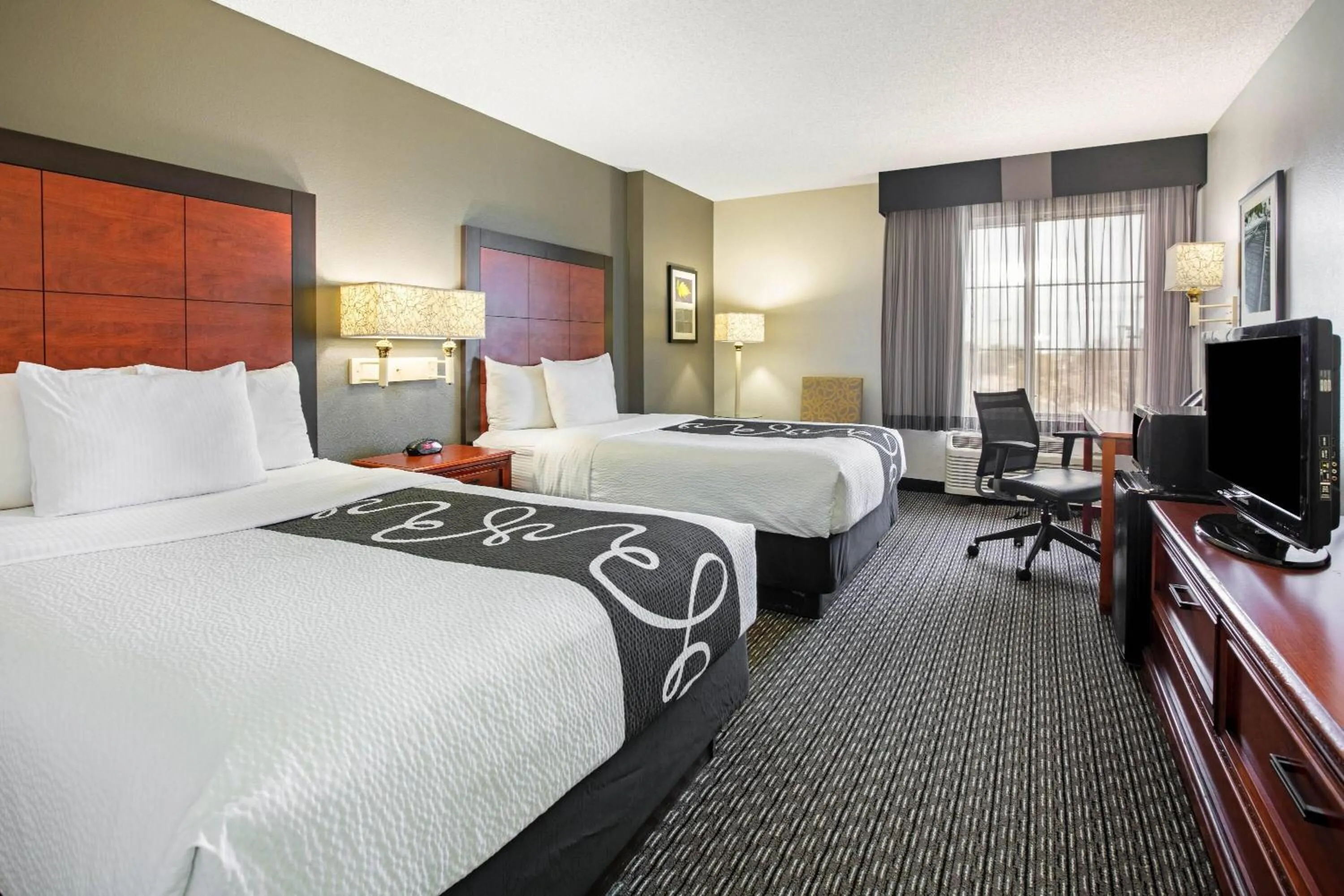 Photo of the whole room, Bed in La Quinta by Wyndham DFW Airport South / Irving