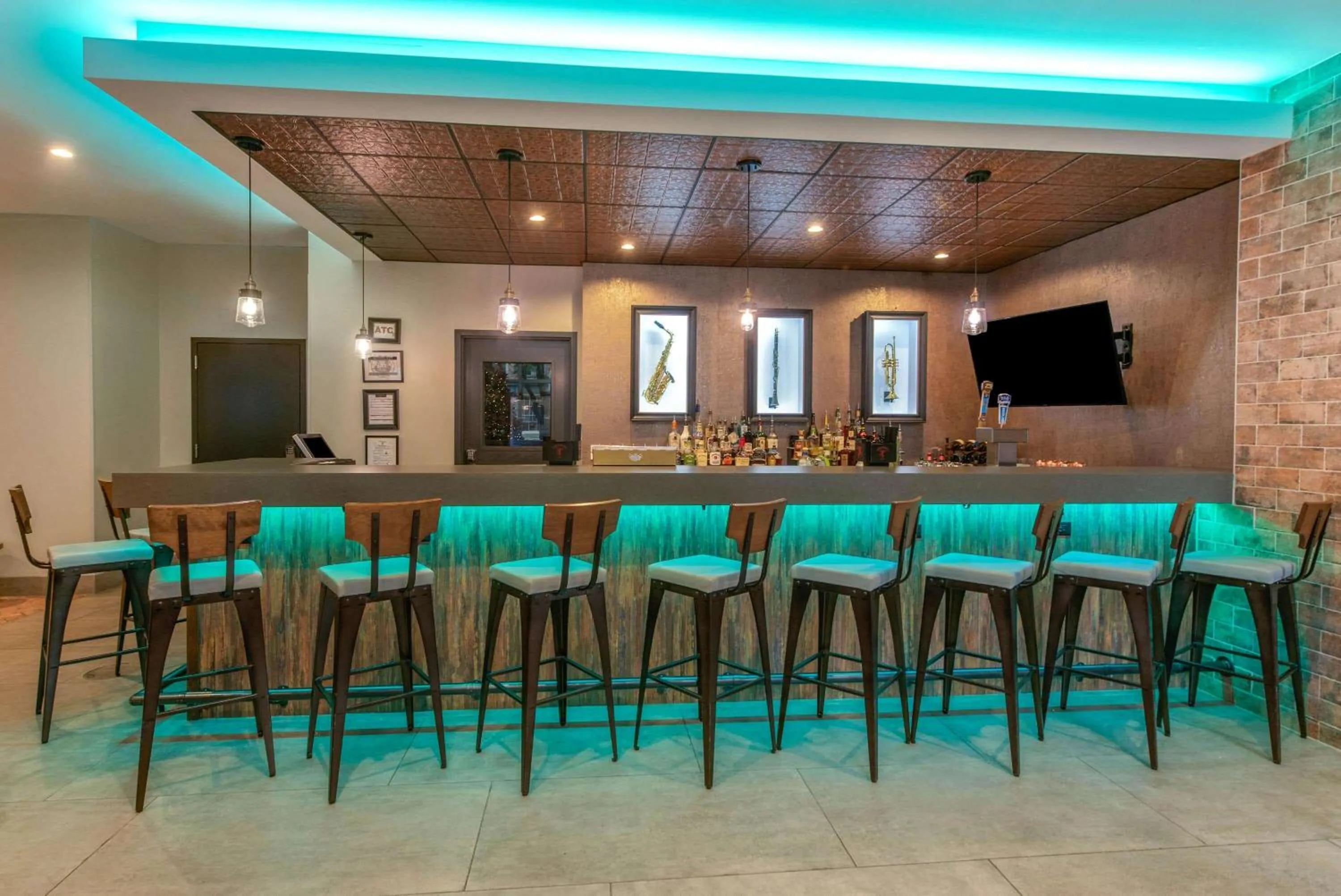 Lounge or bar in La Quinta by Wyndham New Orleans Downtown