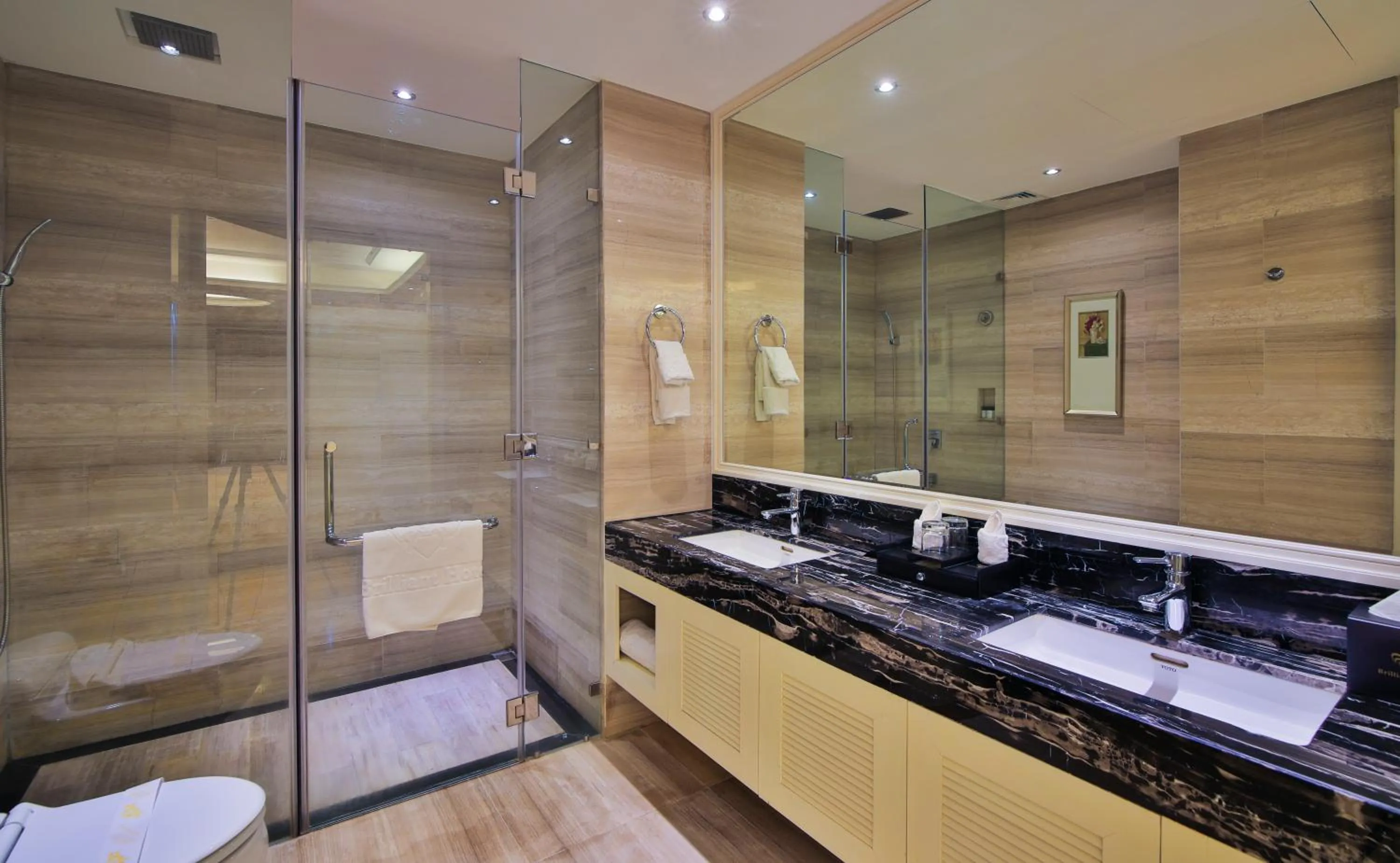 Bathroom in Brilliant Hotel - Afternoon Tea Inclusive