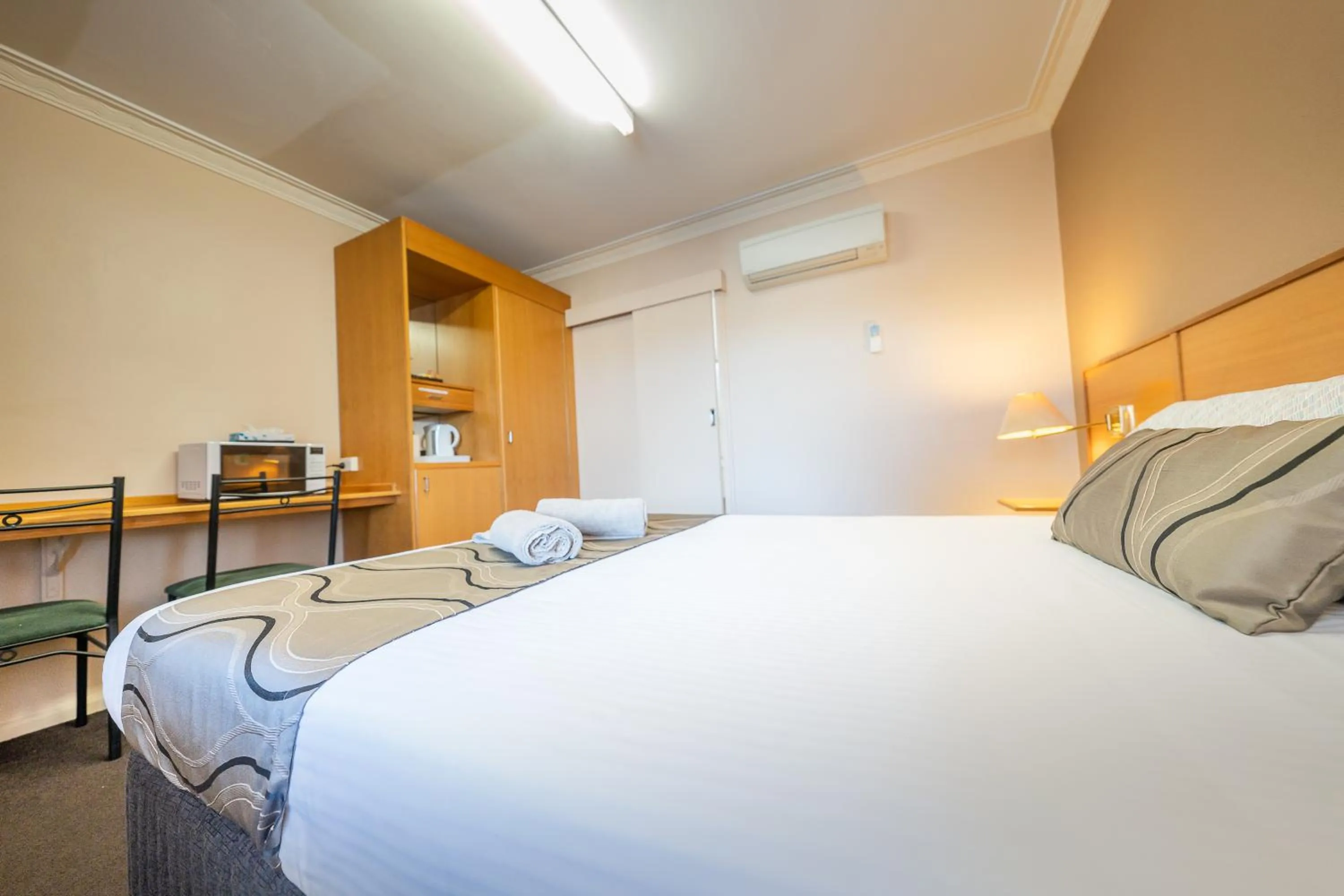 Photo of the whole room, Bed in Halfway Motel