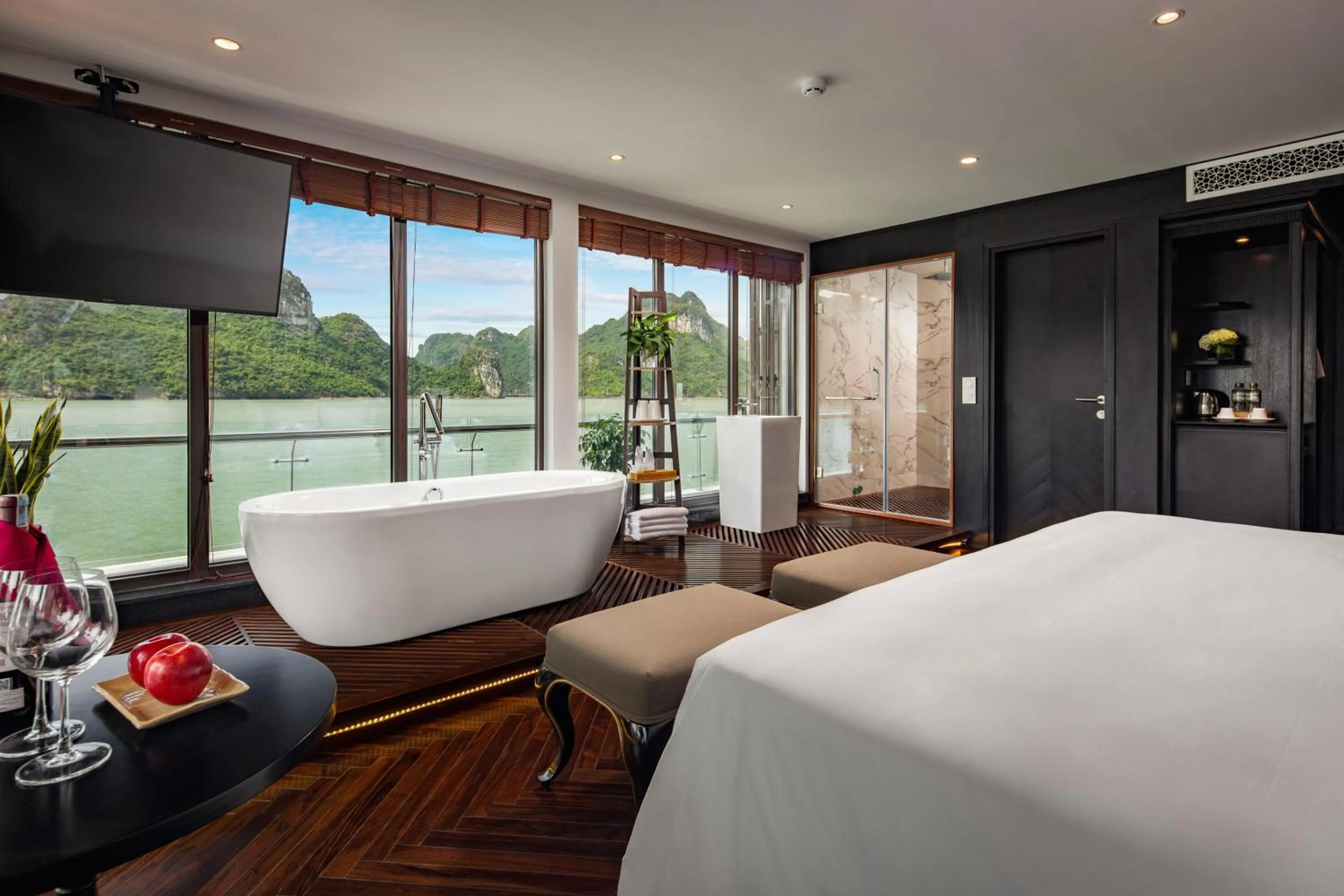 Bathroom, Bed in Stellar of the Seas Cruise