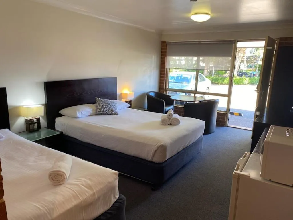 Photo of the whole room, Bed in Lake Macquarie Motor Inn