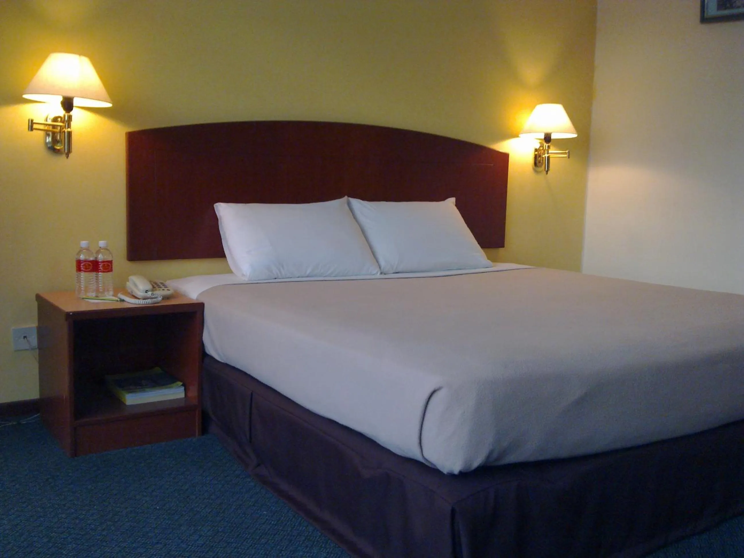 Bed in Hotel Caliber