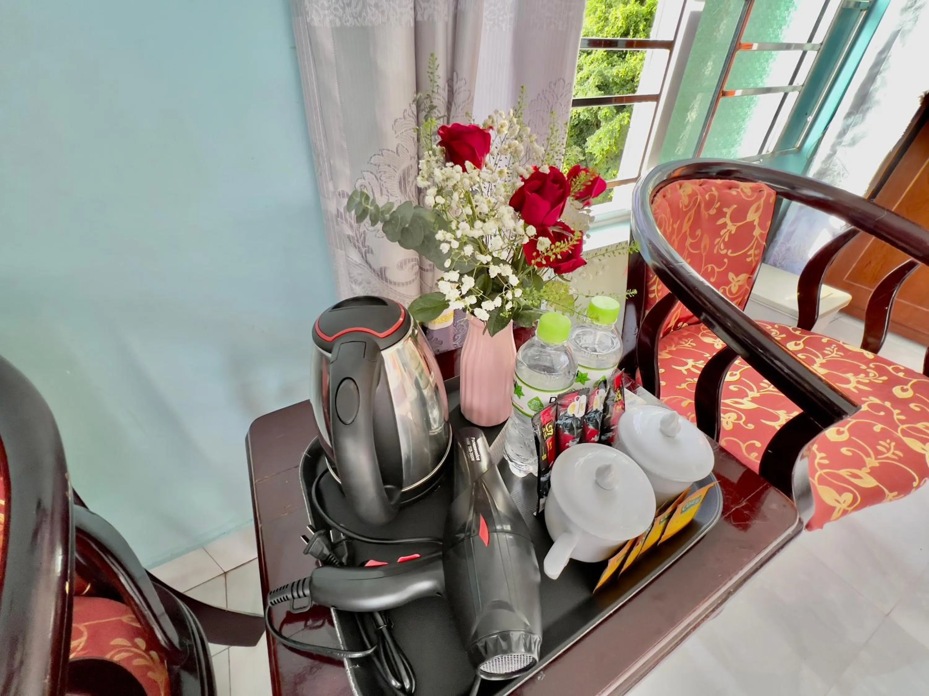 Coffee/tea facilities in Phoenix Flower Hotel