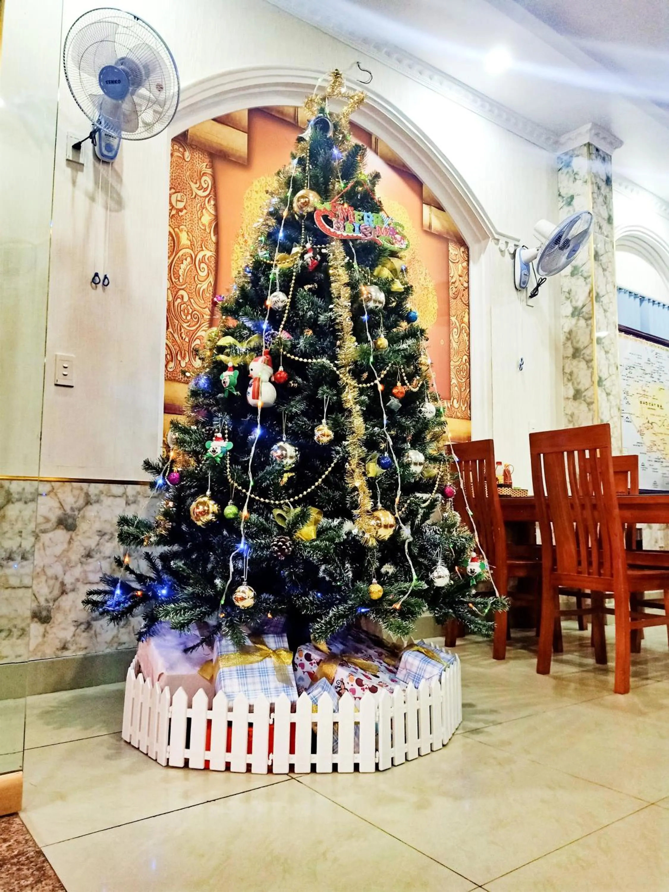 Decorative detail in Phoenix Flower Hotel