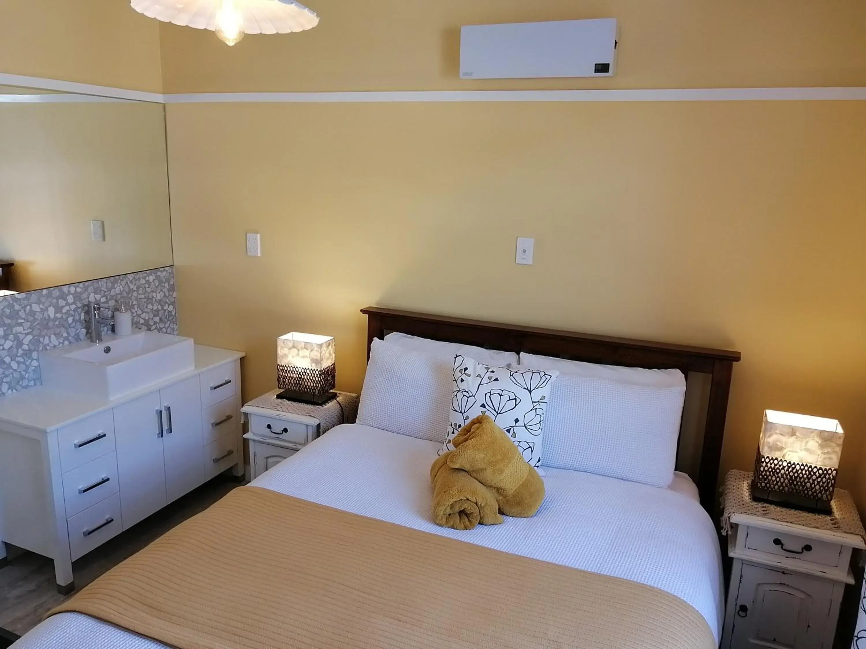 Standard Queen Room in The Duke Hostel Standard Queen Room in The Duke Hostel