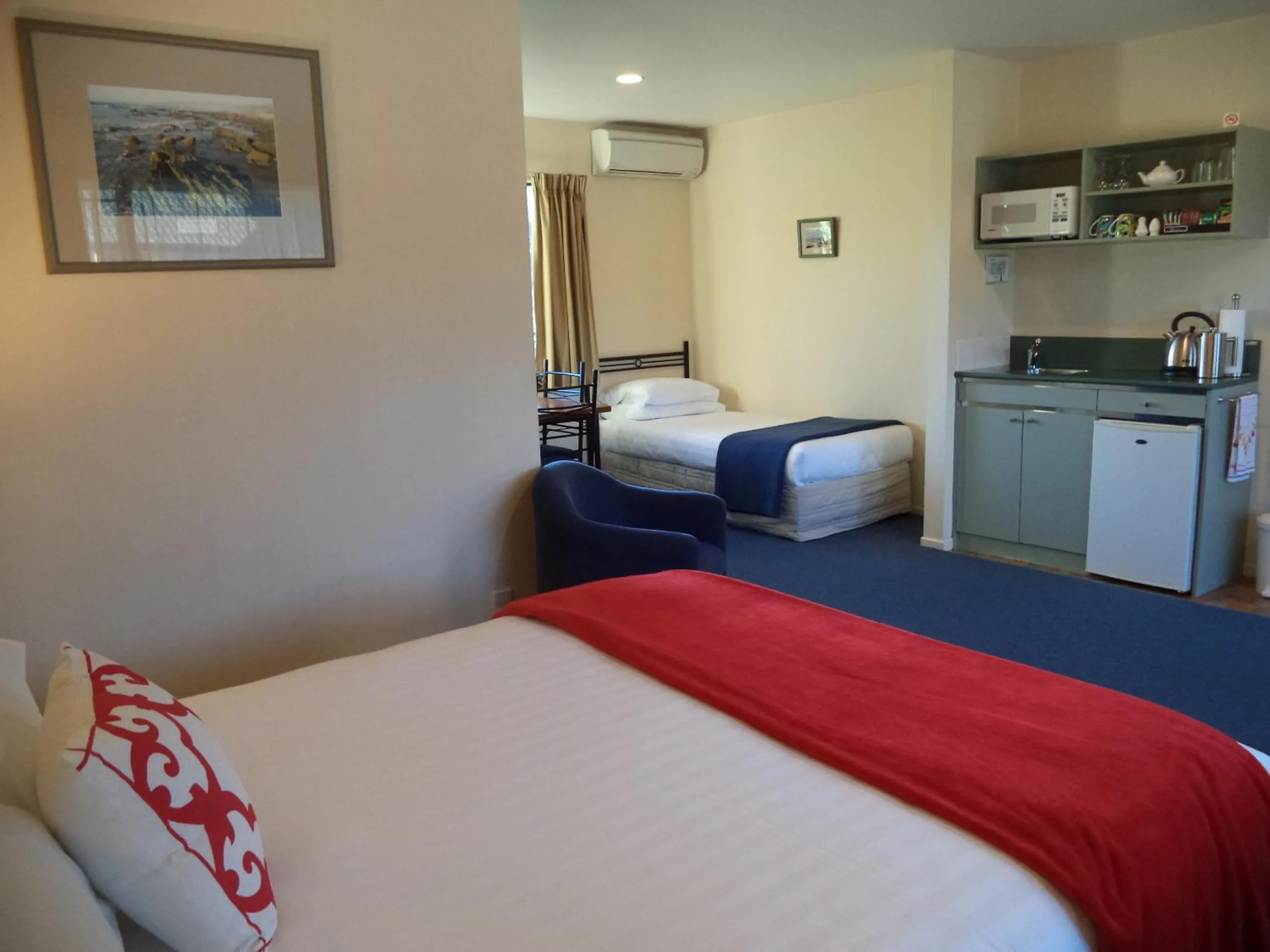 Photo of the whole room, Bed in South Park Motel