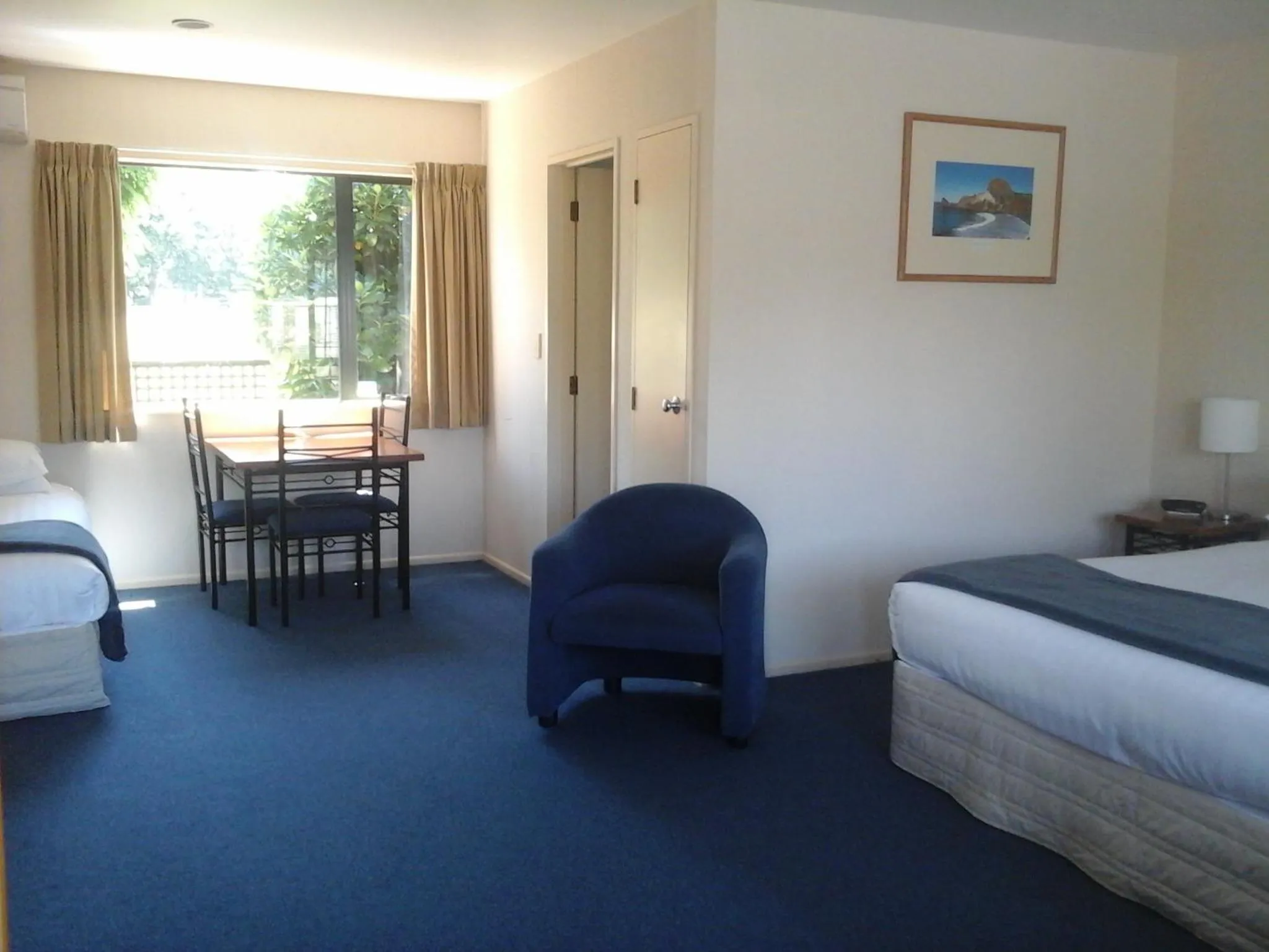 Living room, Bed in South Park Motel