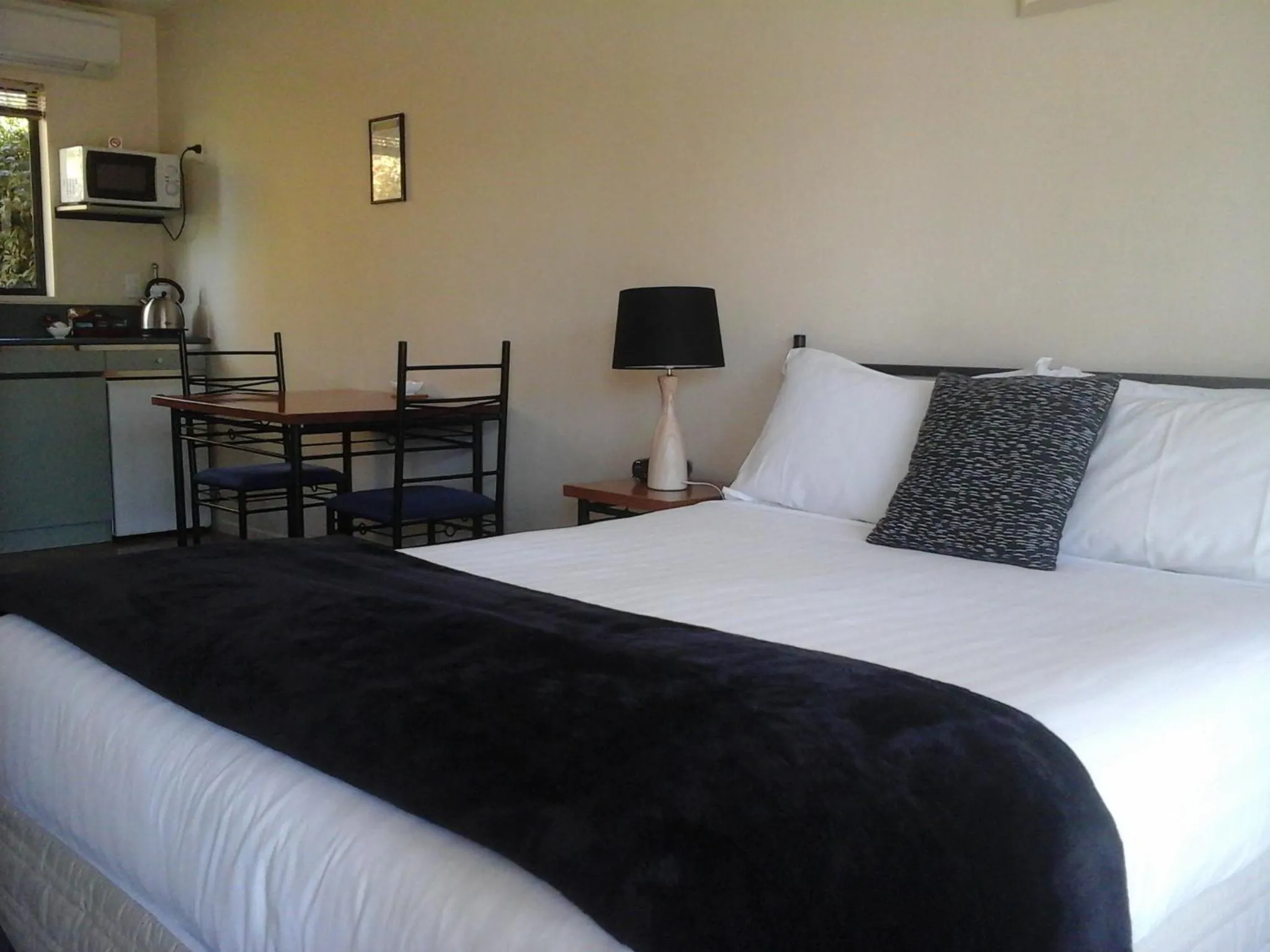 Living room, Bed in South Park Motel