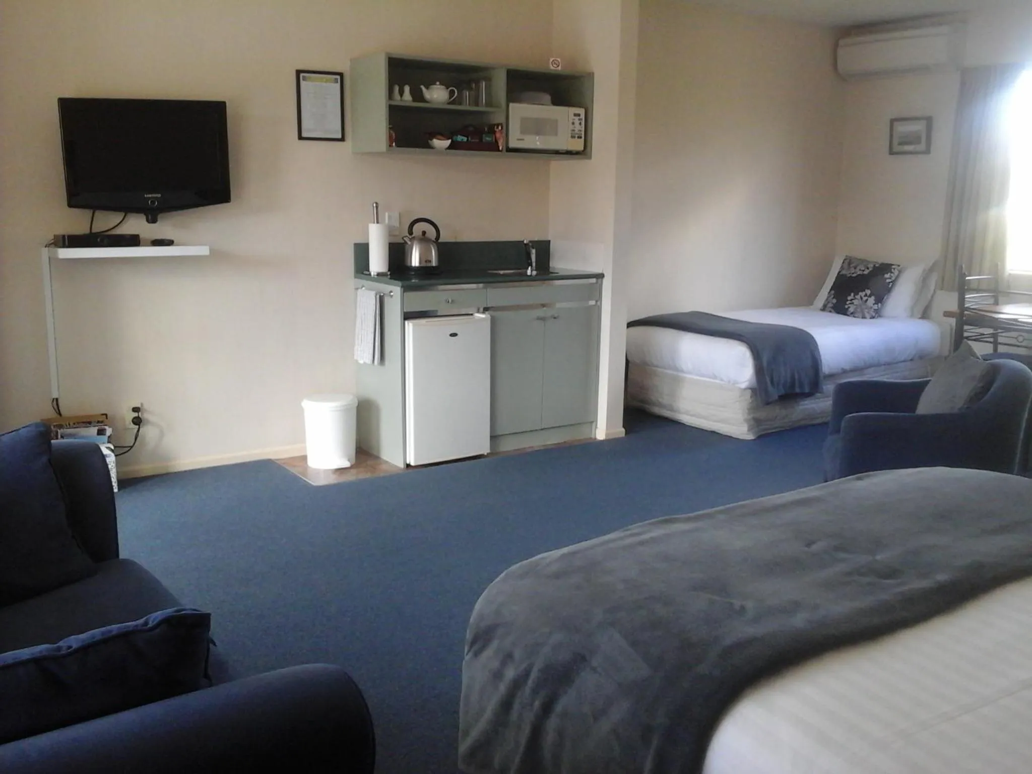 Photo of the whole room, Bed in South Park Motel