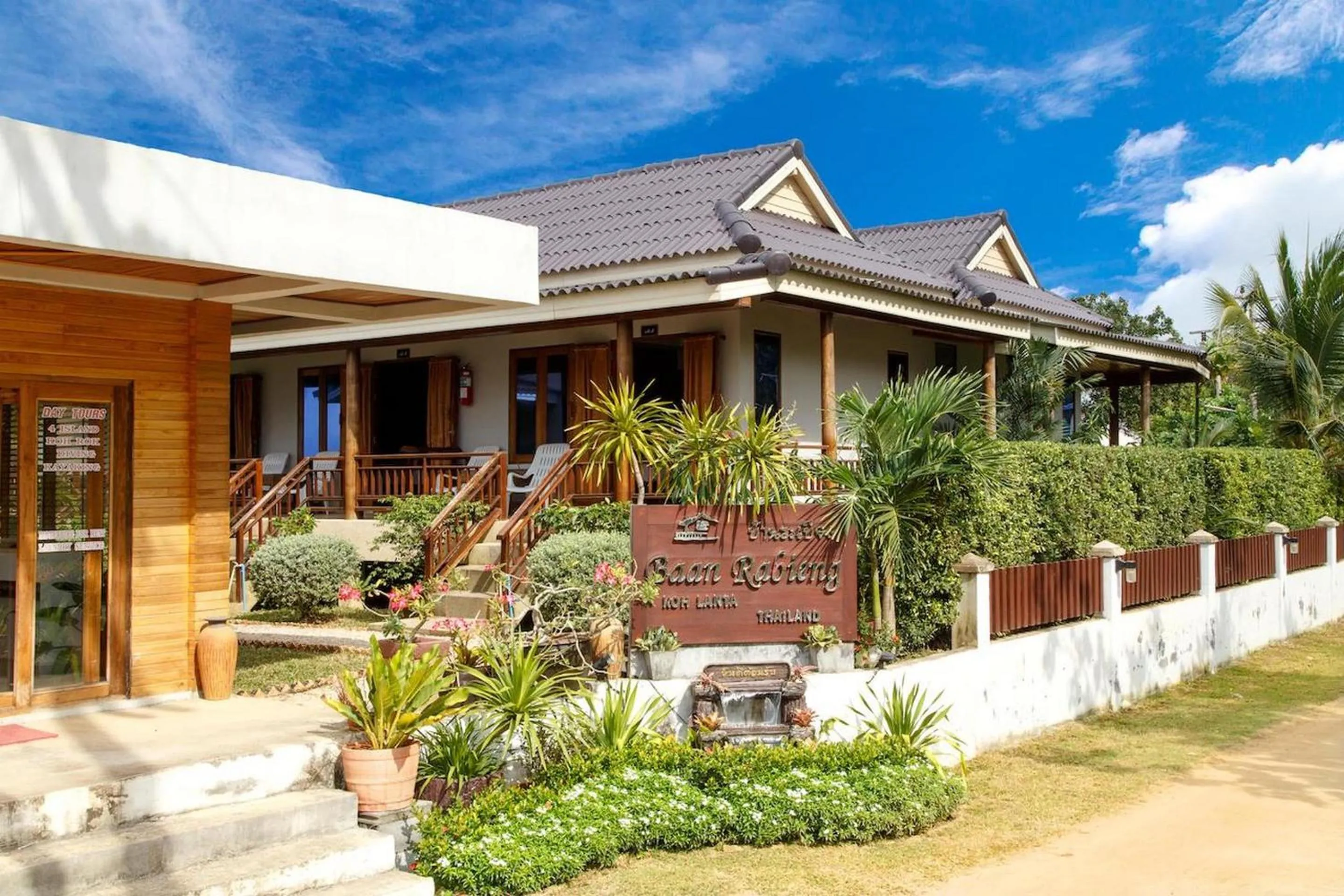Facade/entrance in Baan Rabieng Resort