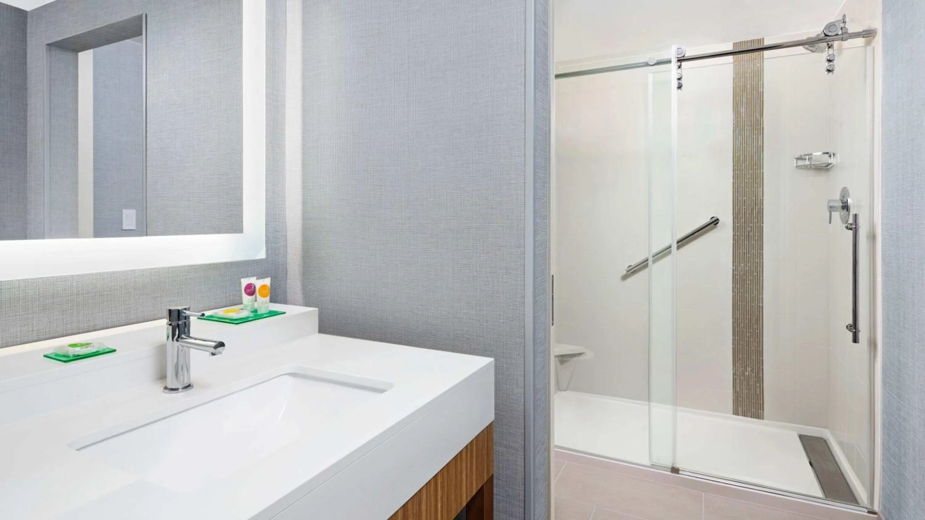 Shower in Hyatt Place Jacksonville St. Johns Town Center