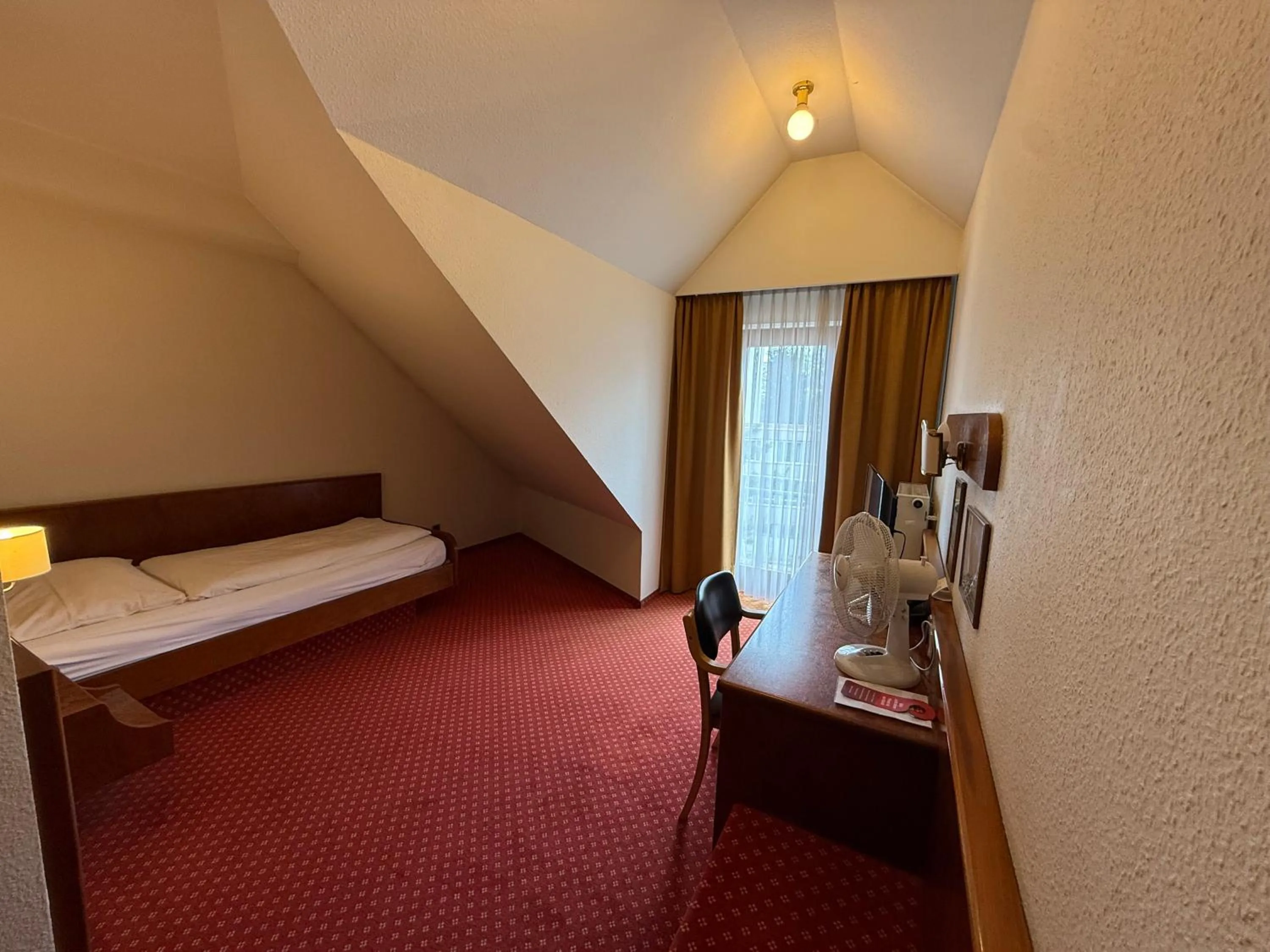 Photo of the whole room, Bed in Hotel Post Viernheim