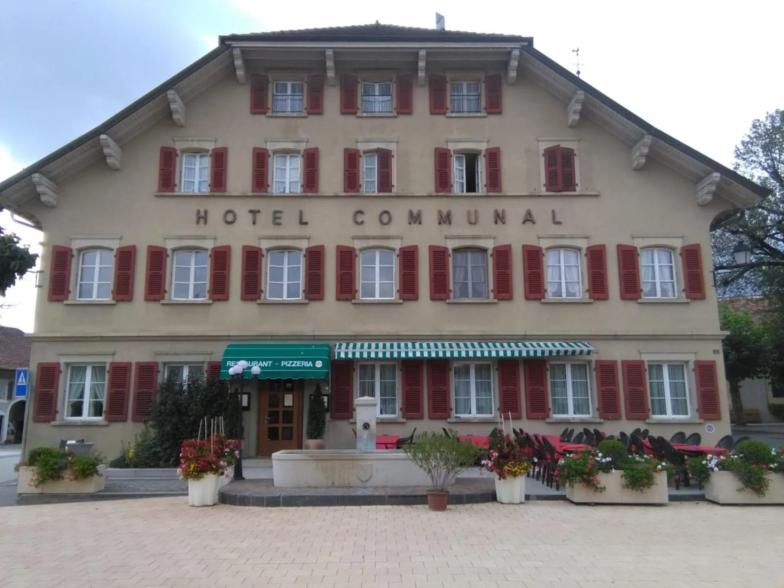 Facade/entrance in Auberge de Ballens