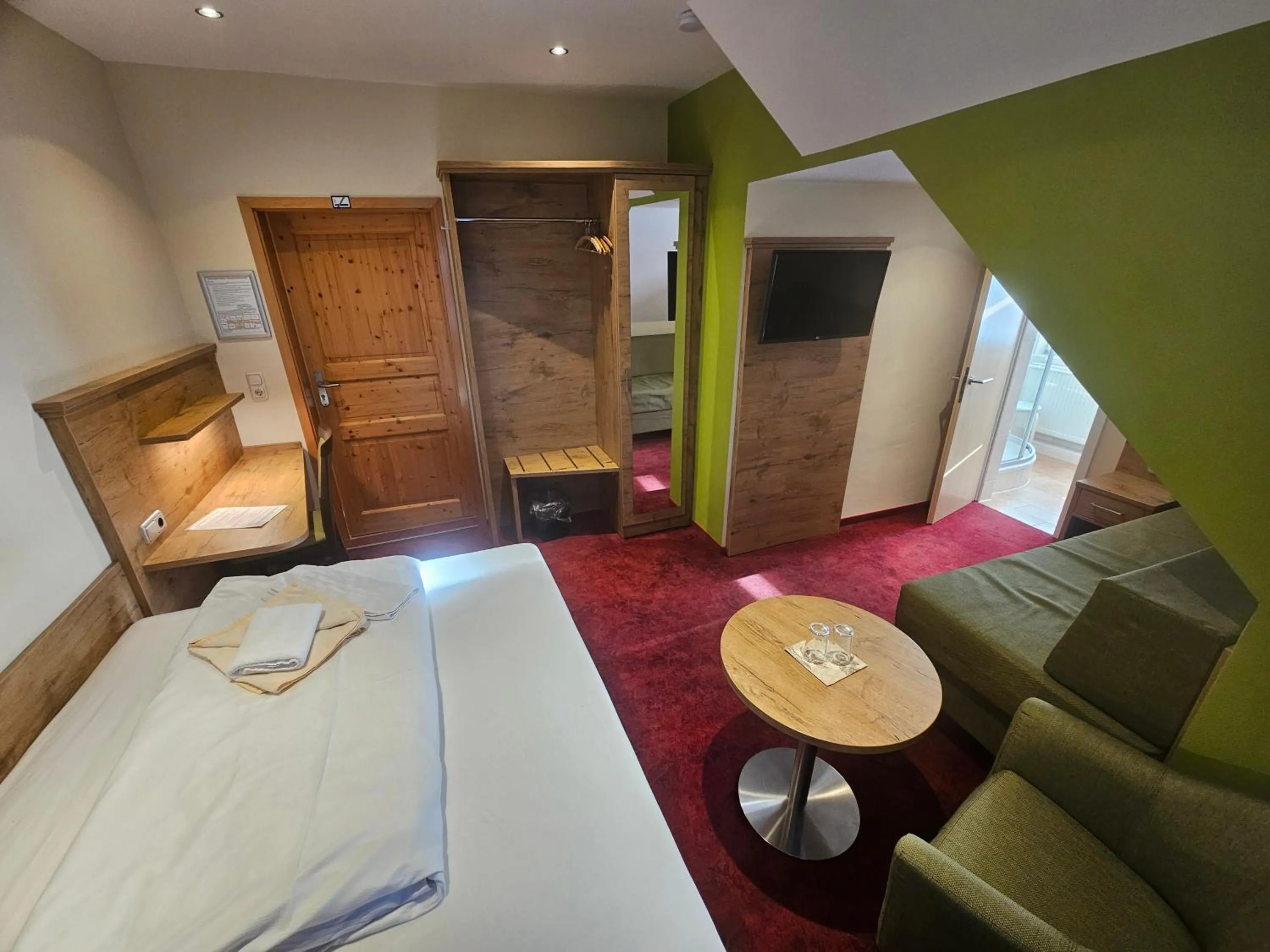 Photo of the whole room, Bed in Zum Roten Hirsch im Grünen Wald