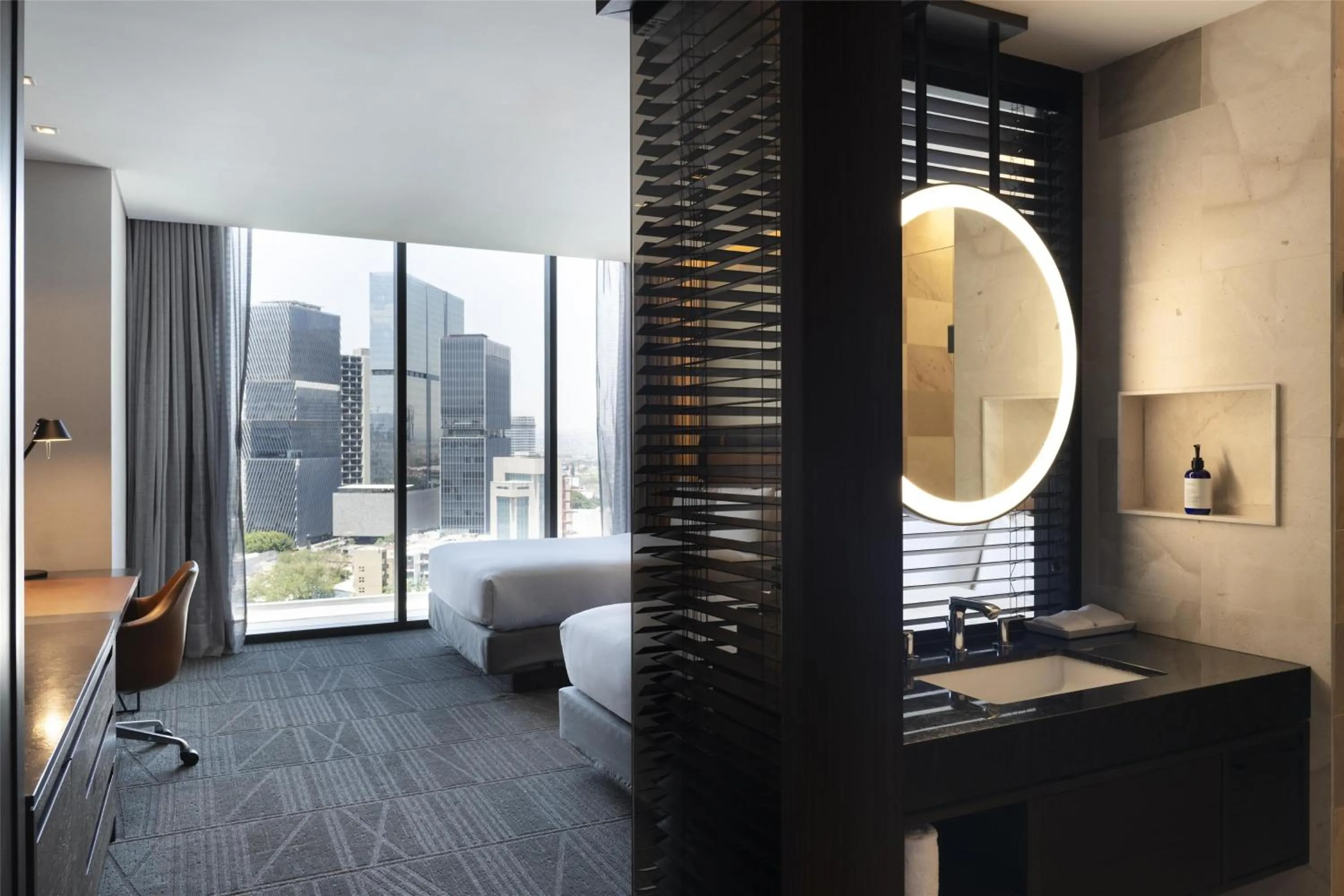 Bathroom, Bed in Hilton Guadalajara Midtown