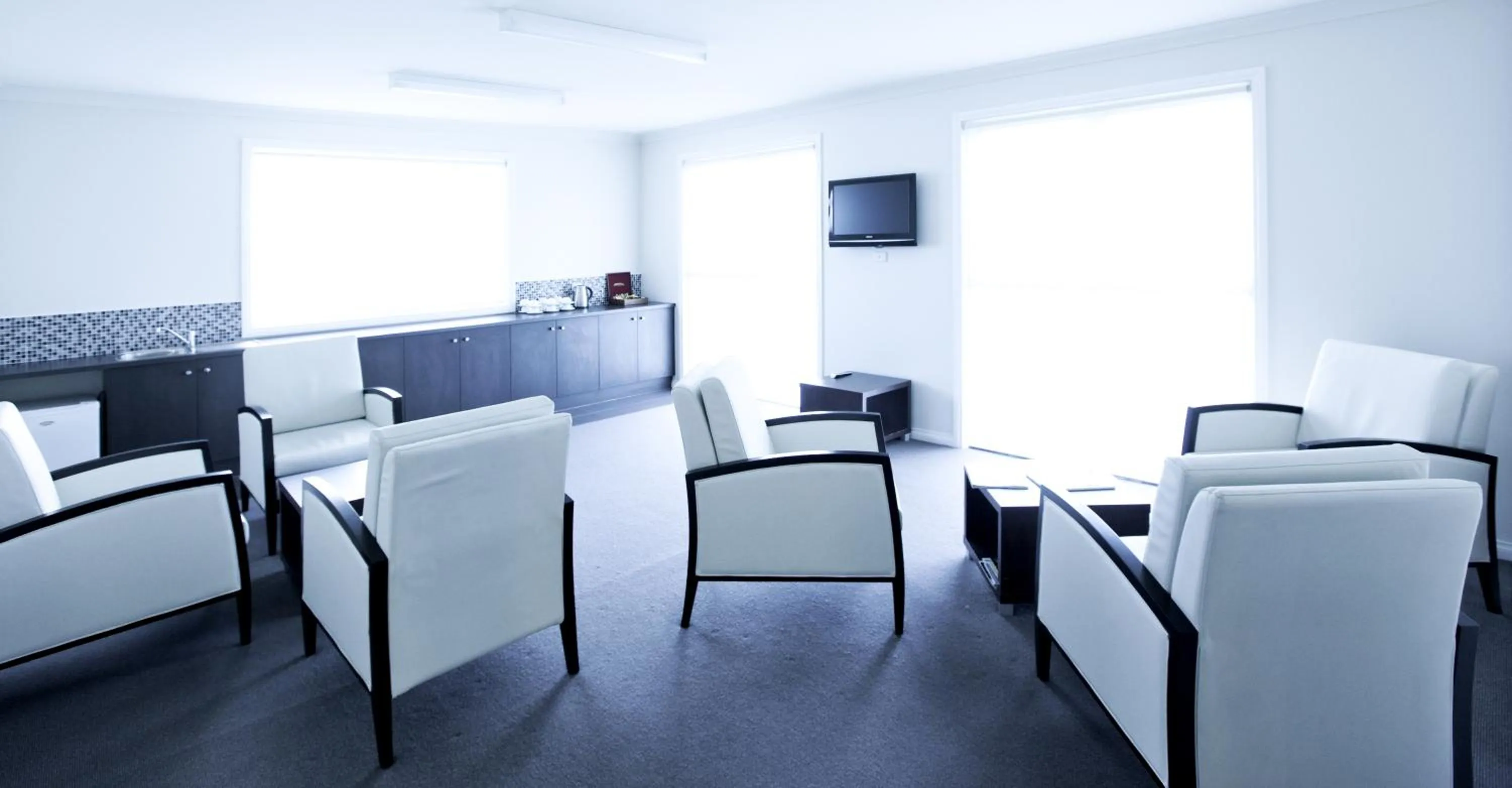 Communal lounge/ TV room in Century Inn