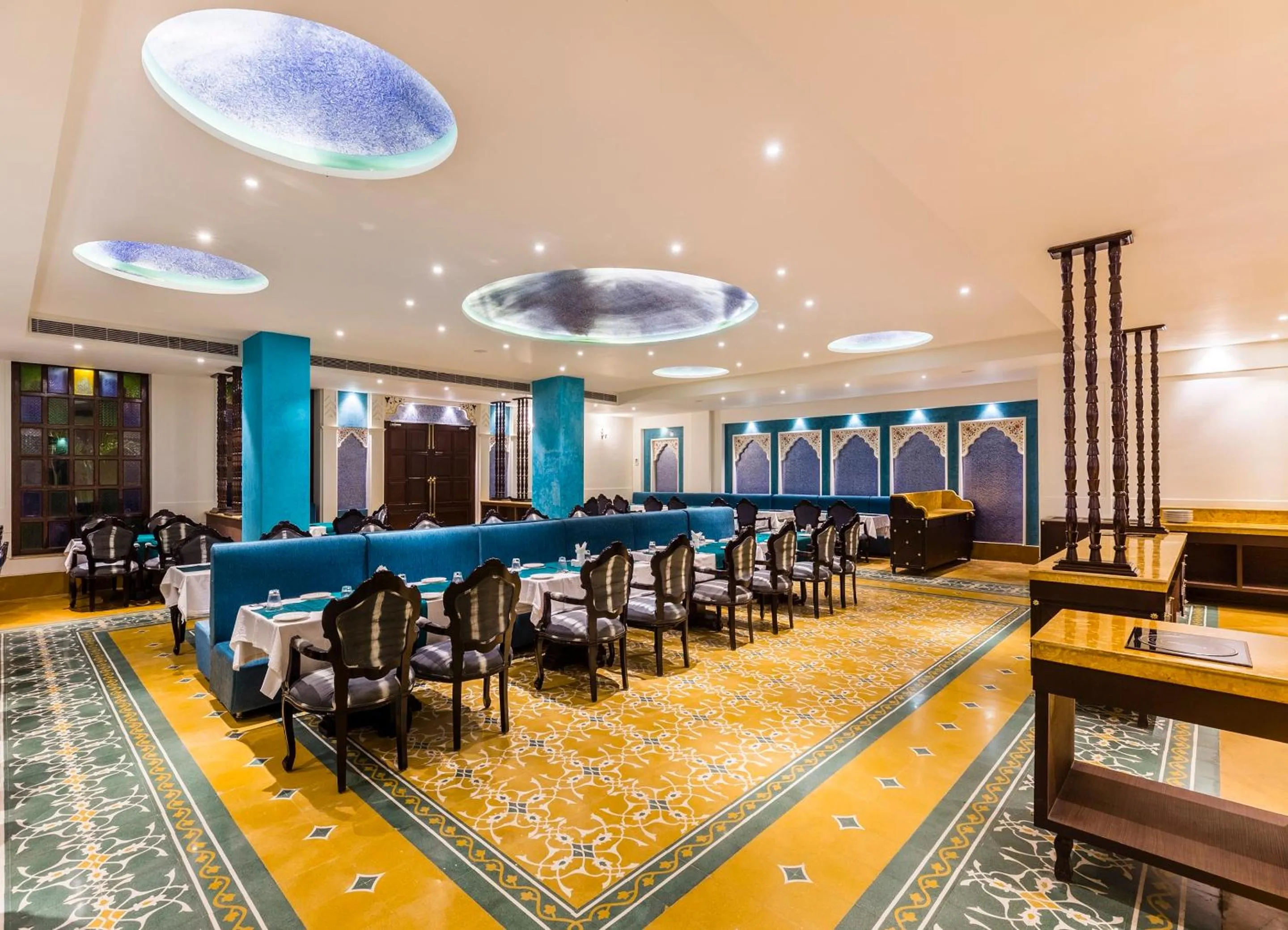 Restaurant/places to eat in Sairafort Sarovar Portico