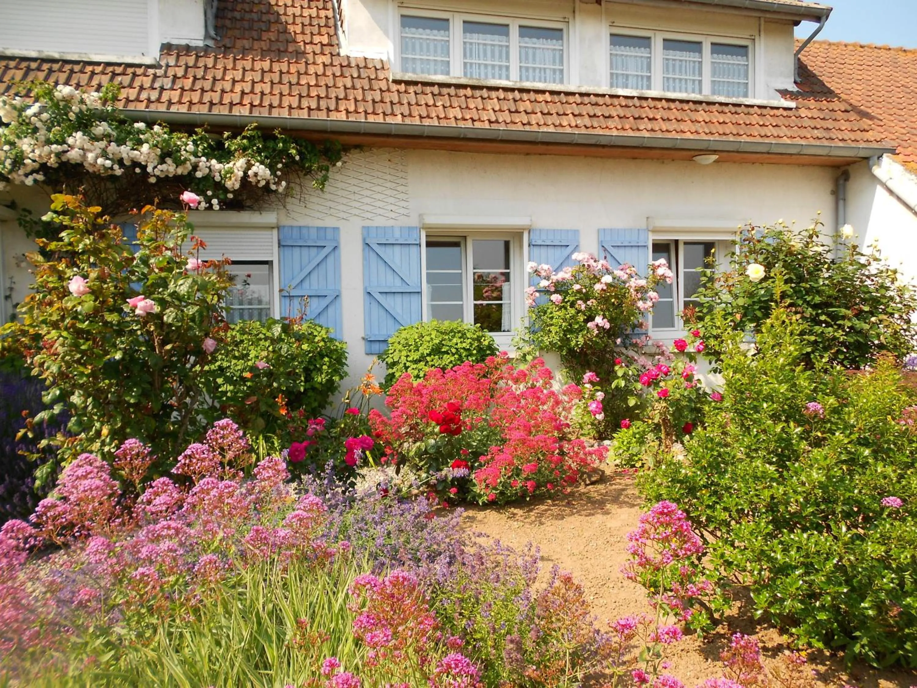 Facade/entrance in Les Portes Du Hable