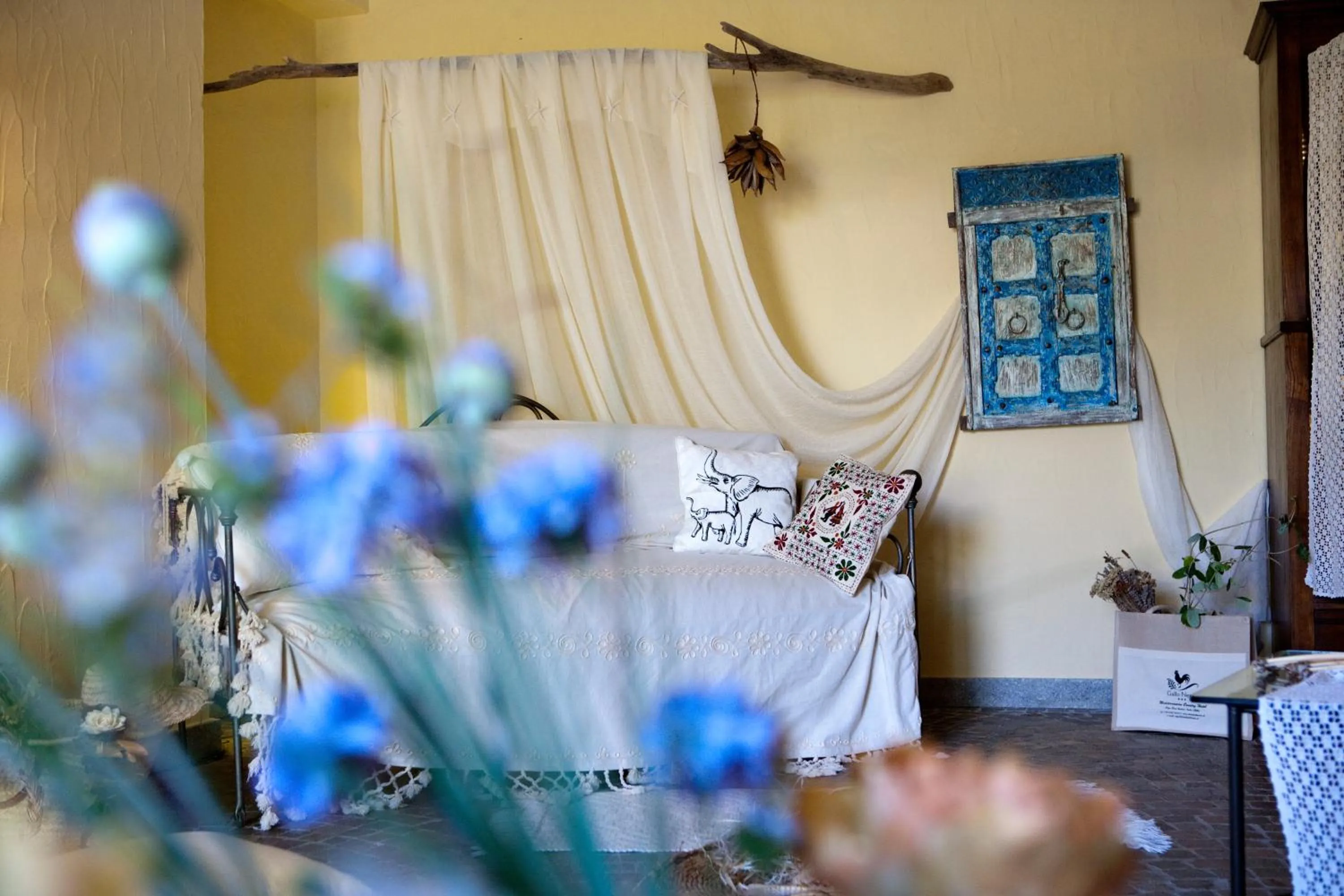 Seating area in Hotel Gallo Nero