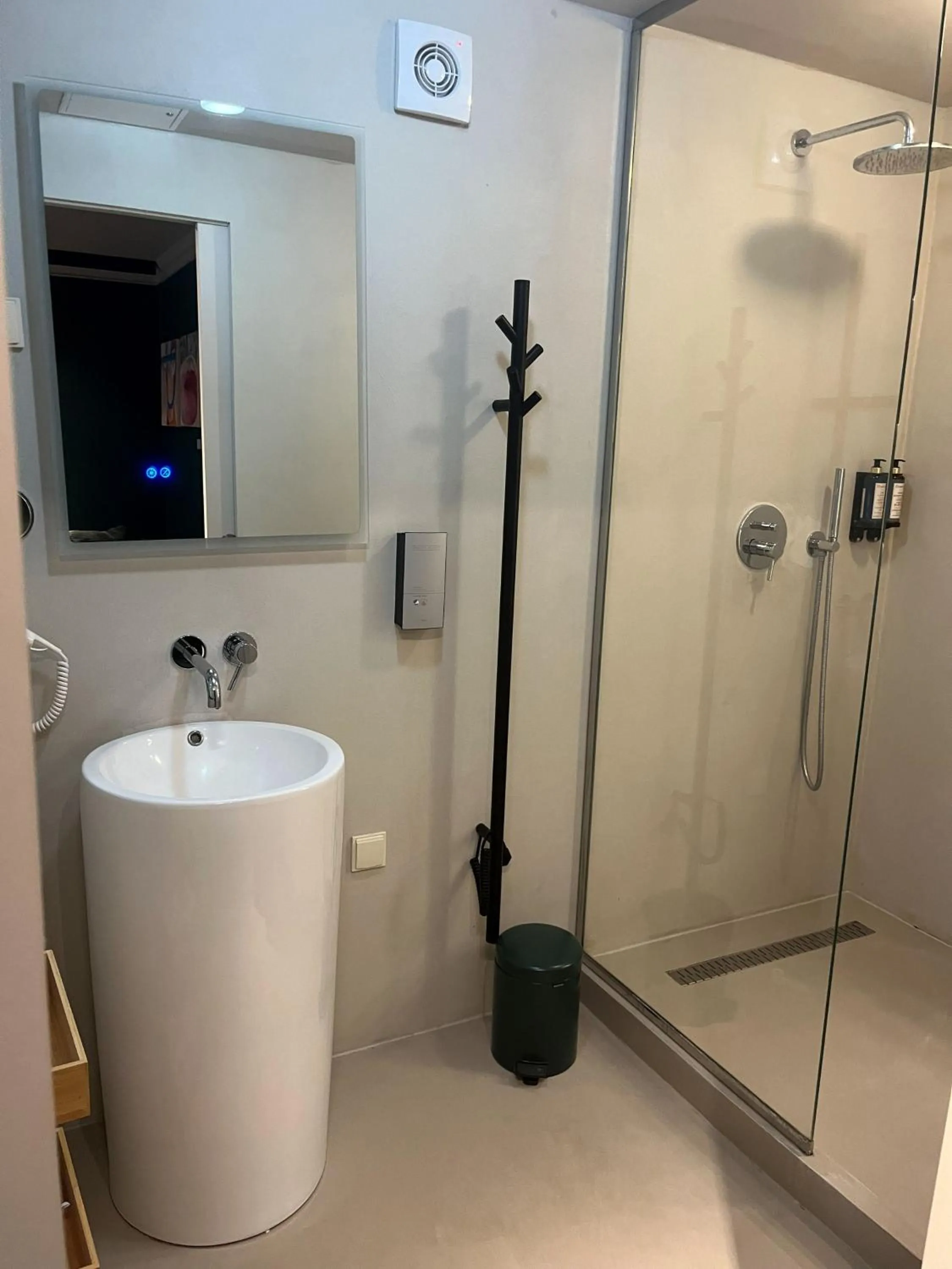 Shower in Barka Galéria Hotel és Étterem