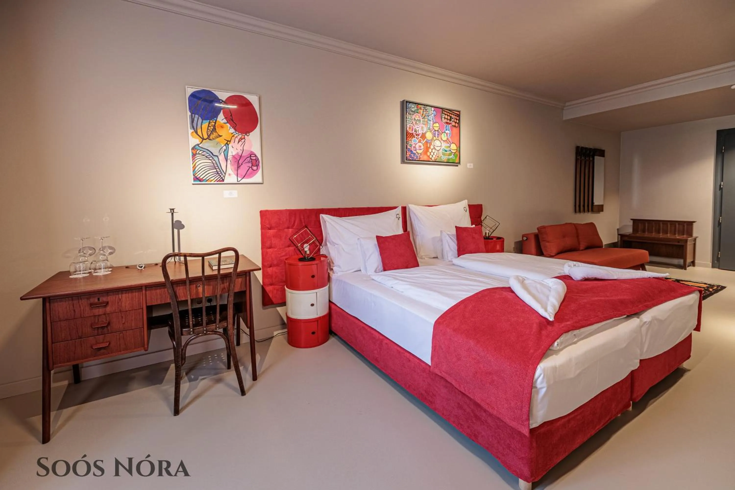 Bed in Barka Galéria Hotel és Étterem