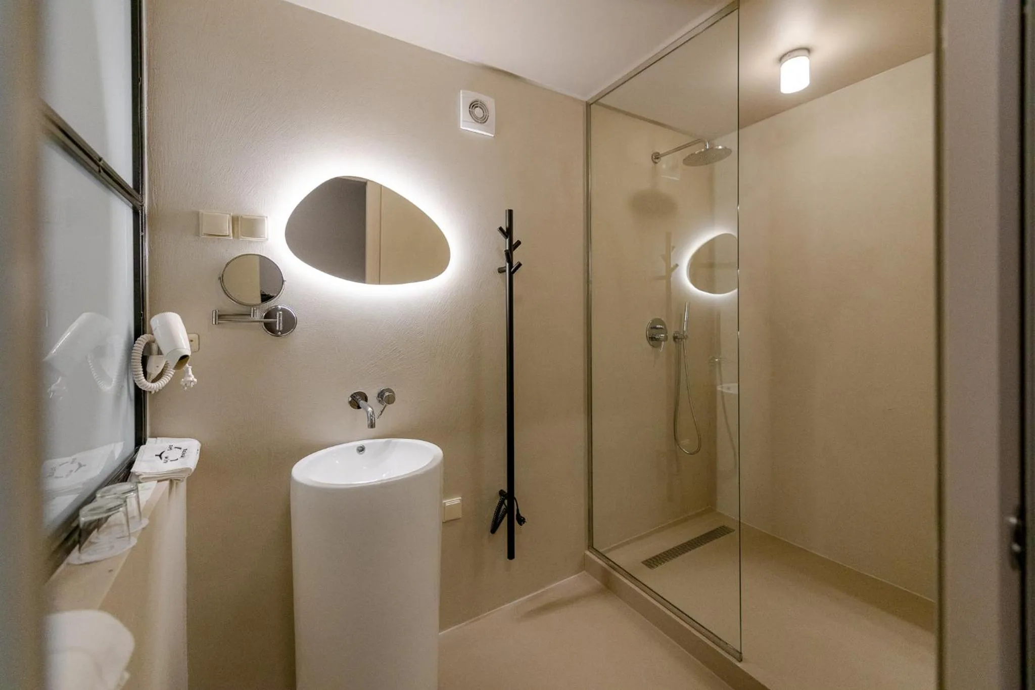 Shower in Barka Galéria Hotel és Étterem