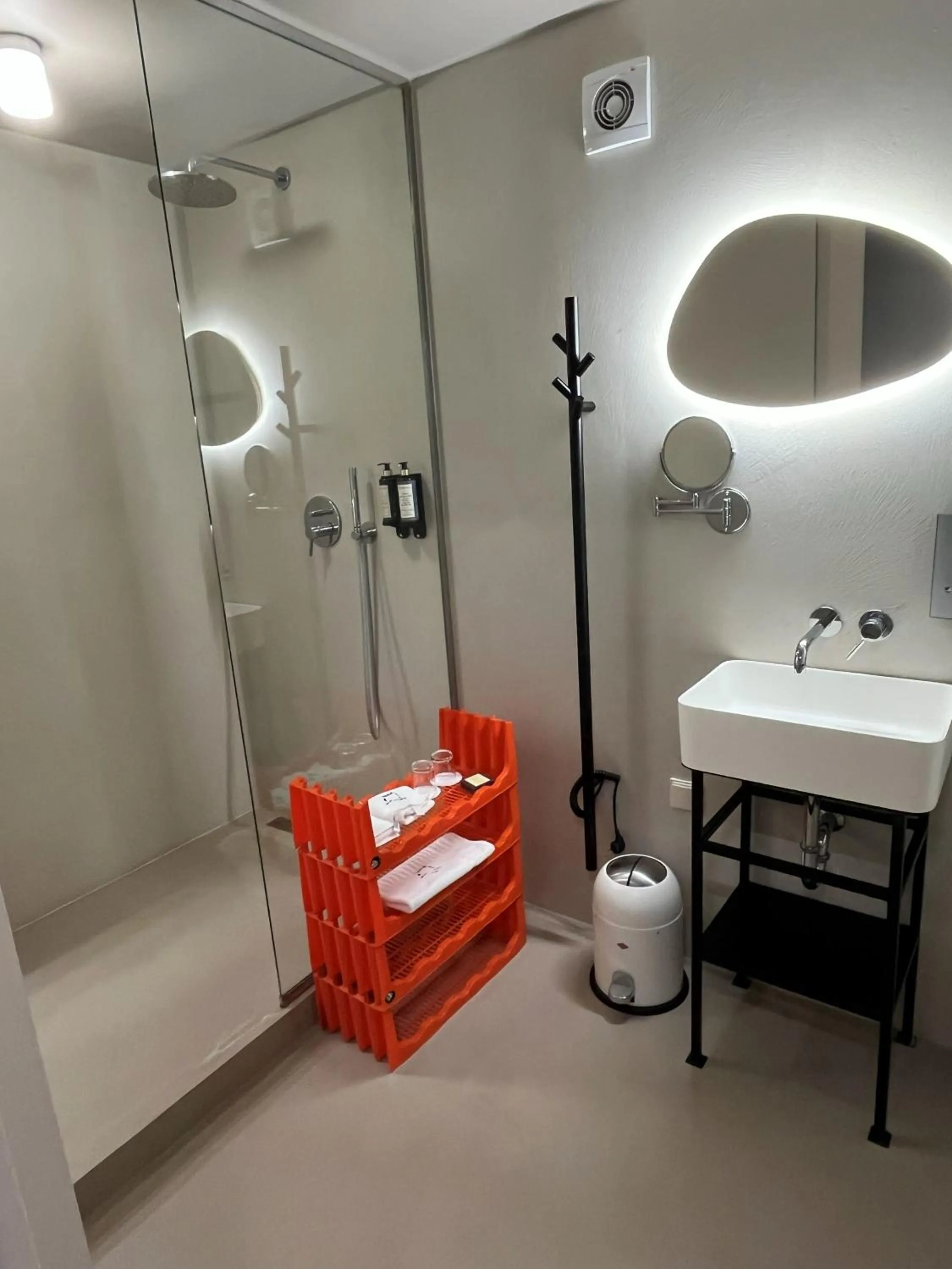 Shower in Barka Galéria Hotel és Étterem