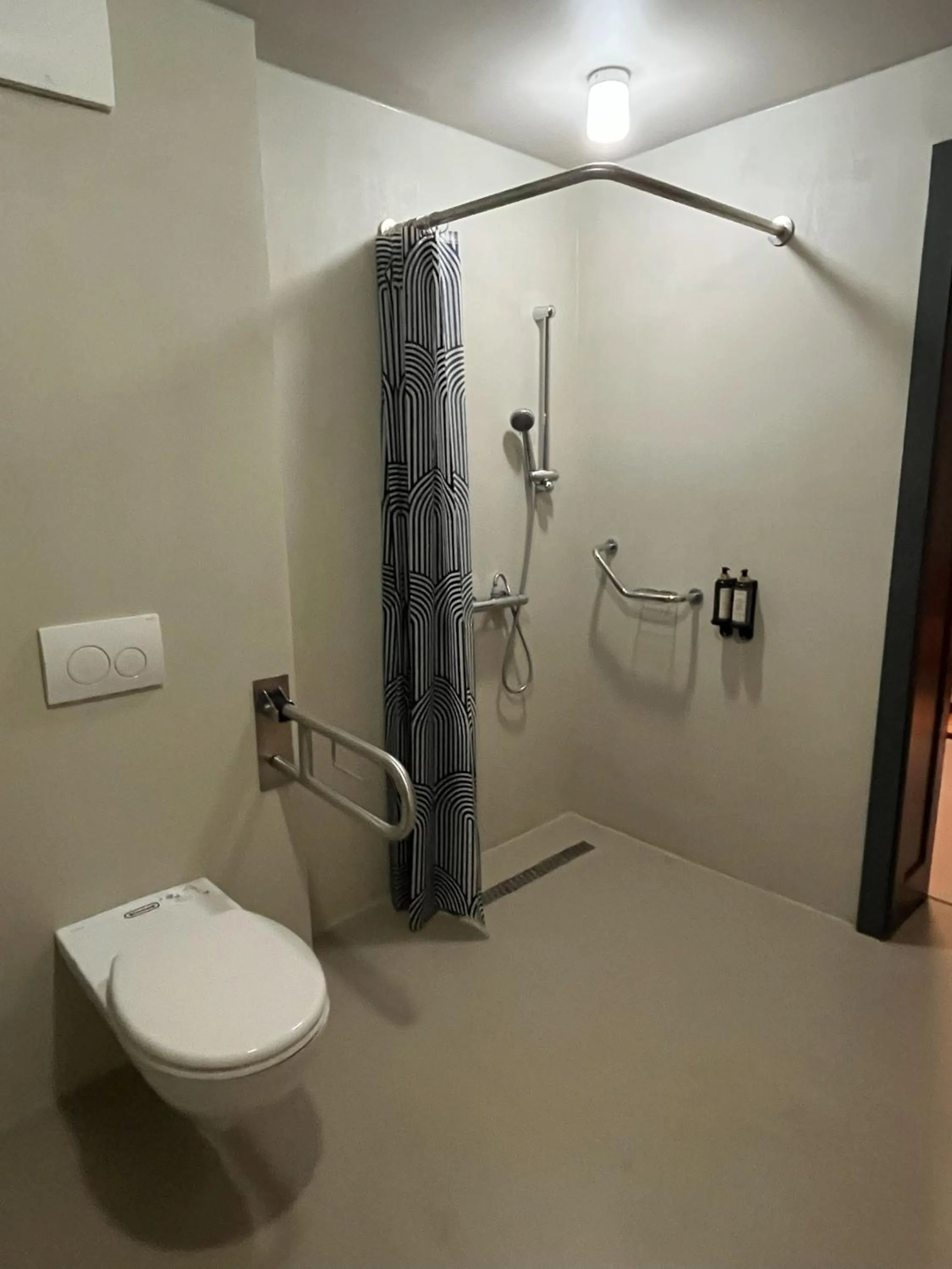 Shower in Barka Galéria Hotel és Étterem