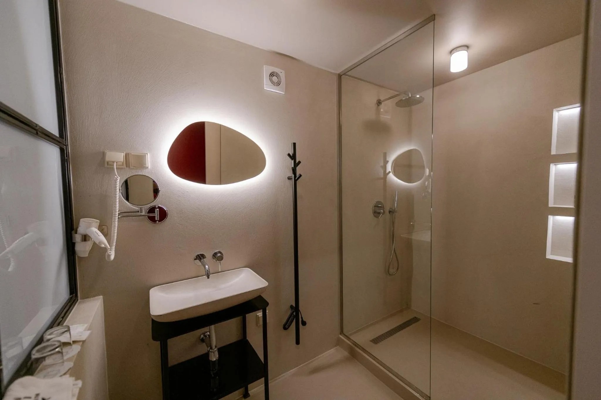 Shower in Barka Galéria Hotel és Étterem