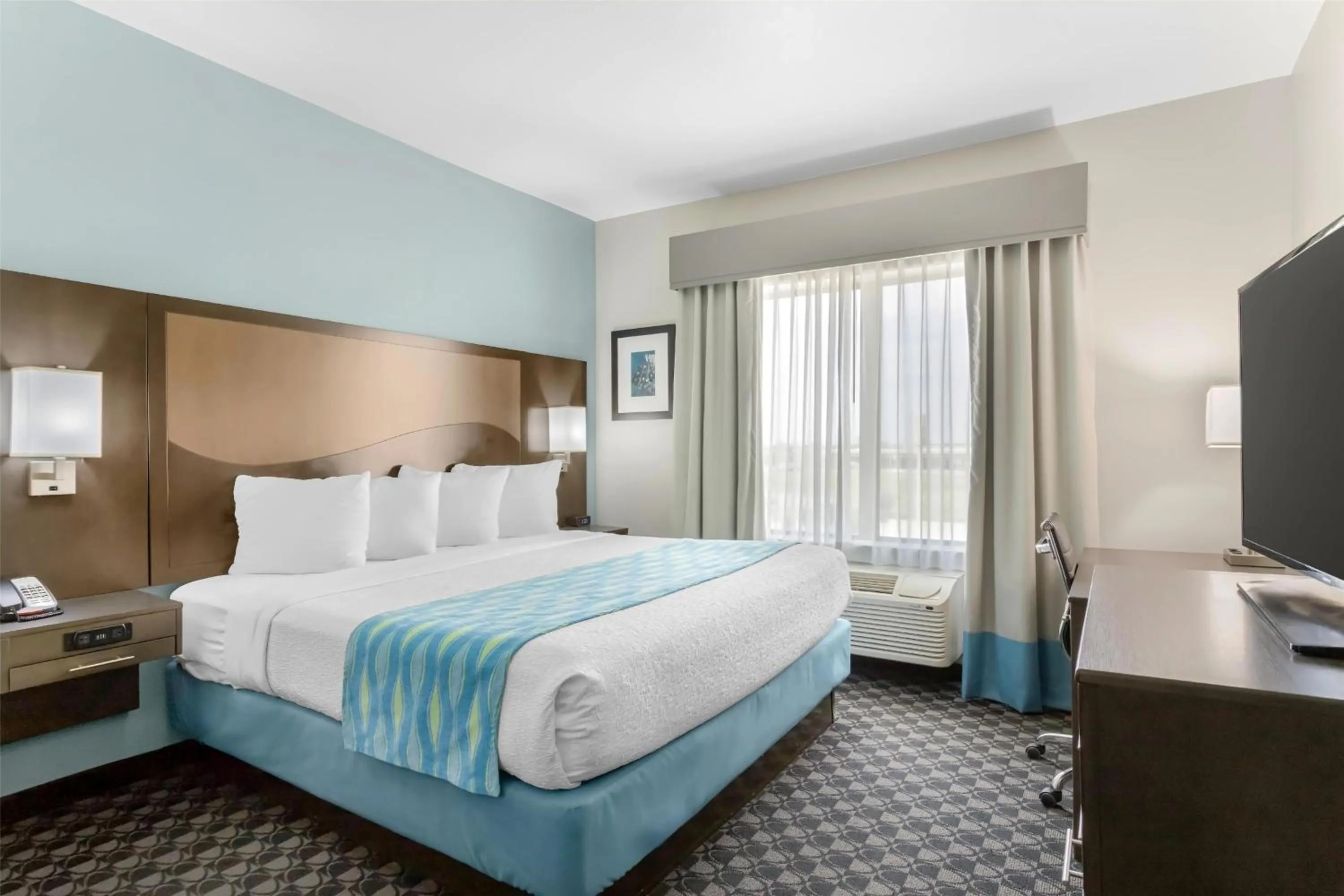 Photo of the whole room, Bed in Best Western Plus Waller Hotel