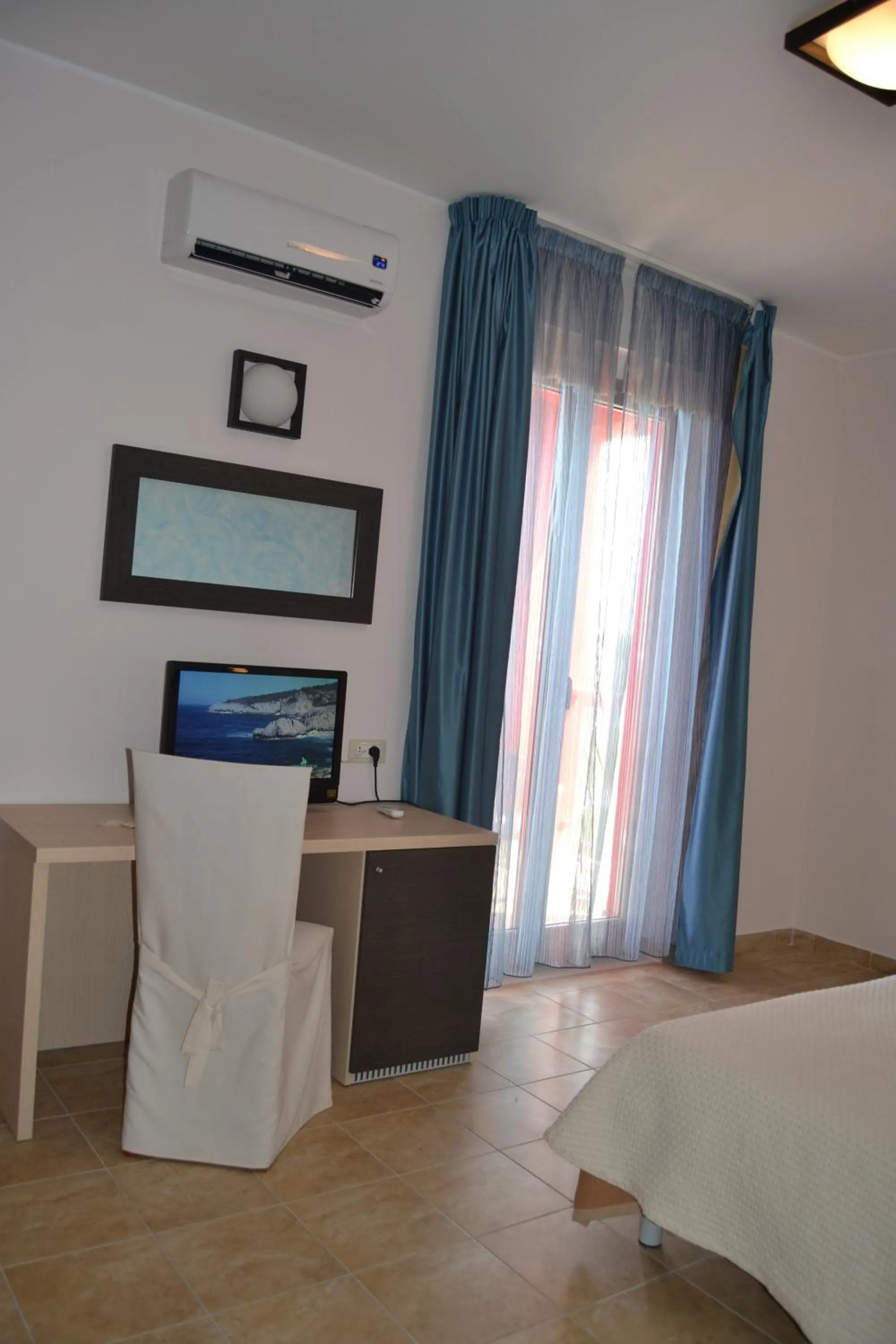 TV and multimedia, Bed in Hotel La Siesta