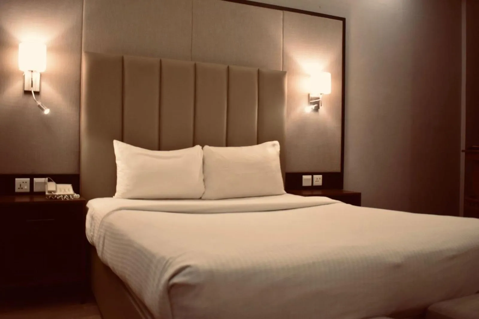 Bedroom, Bed in Sunset Suites