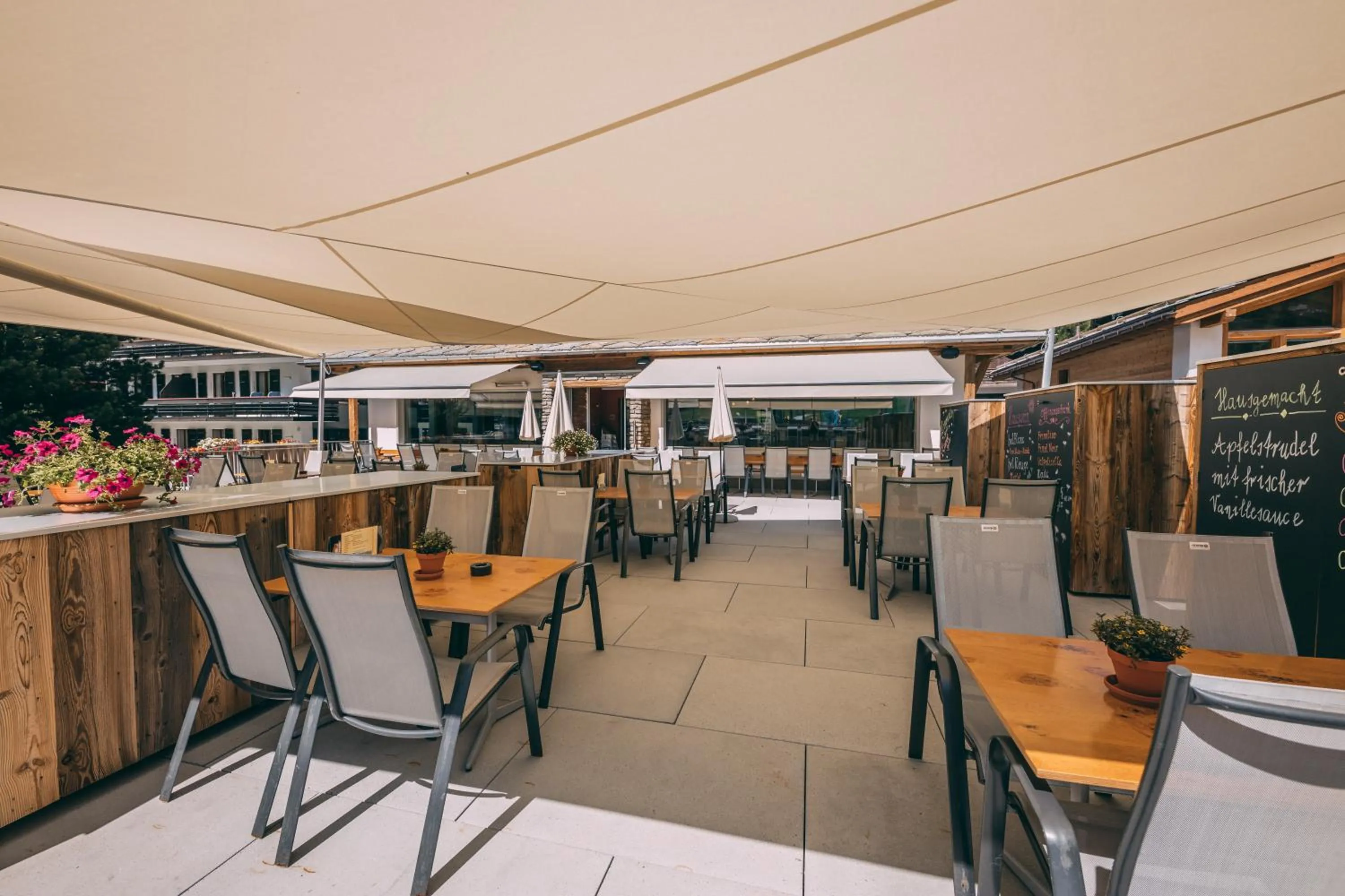 Restaurant/places to eat in Apart Lodge belMont