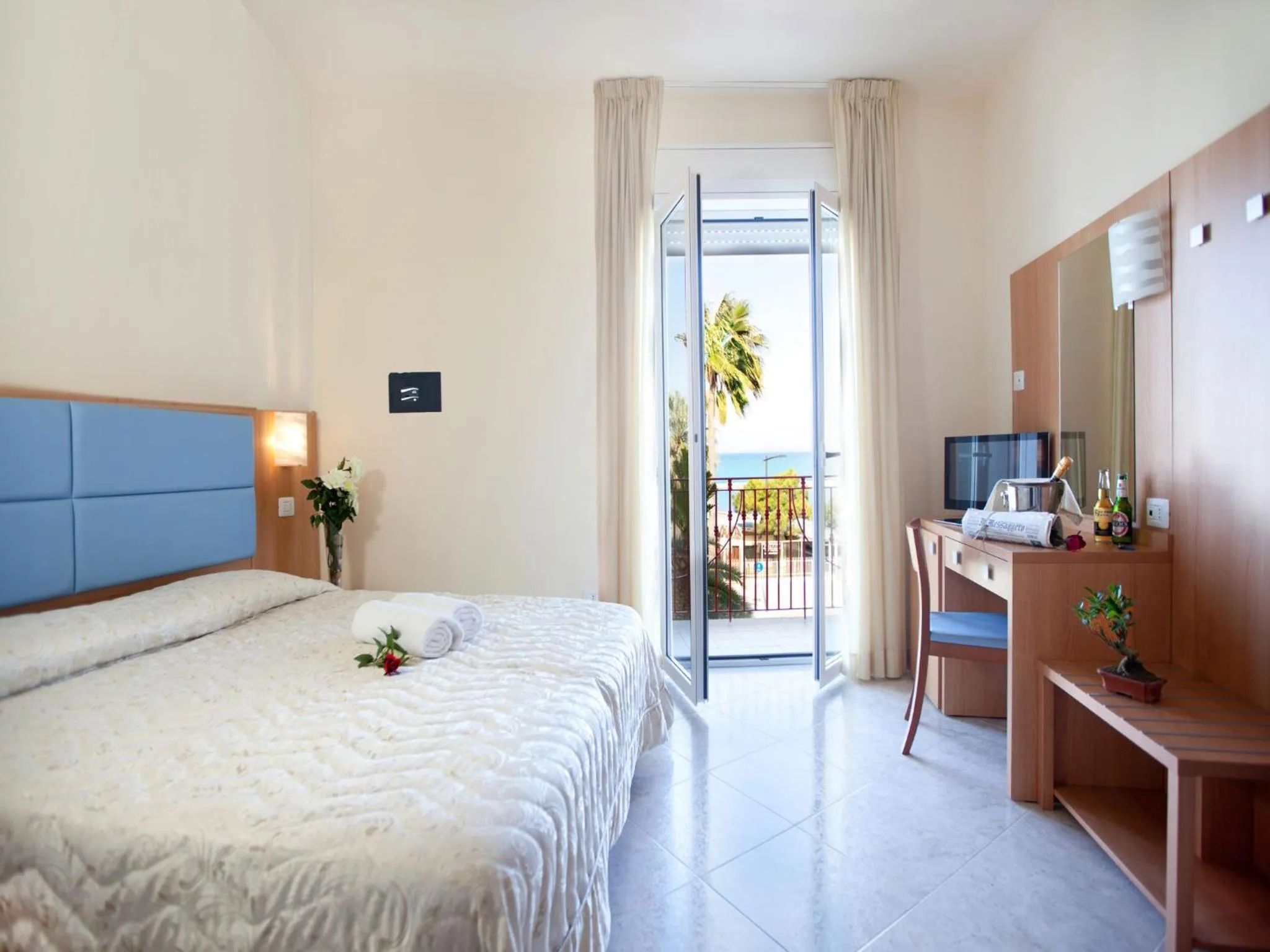 Photo of the whole room in Hotel Ambassador