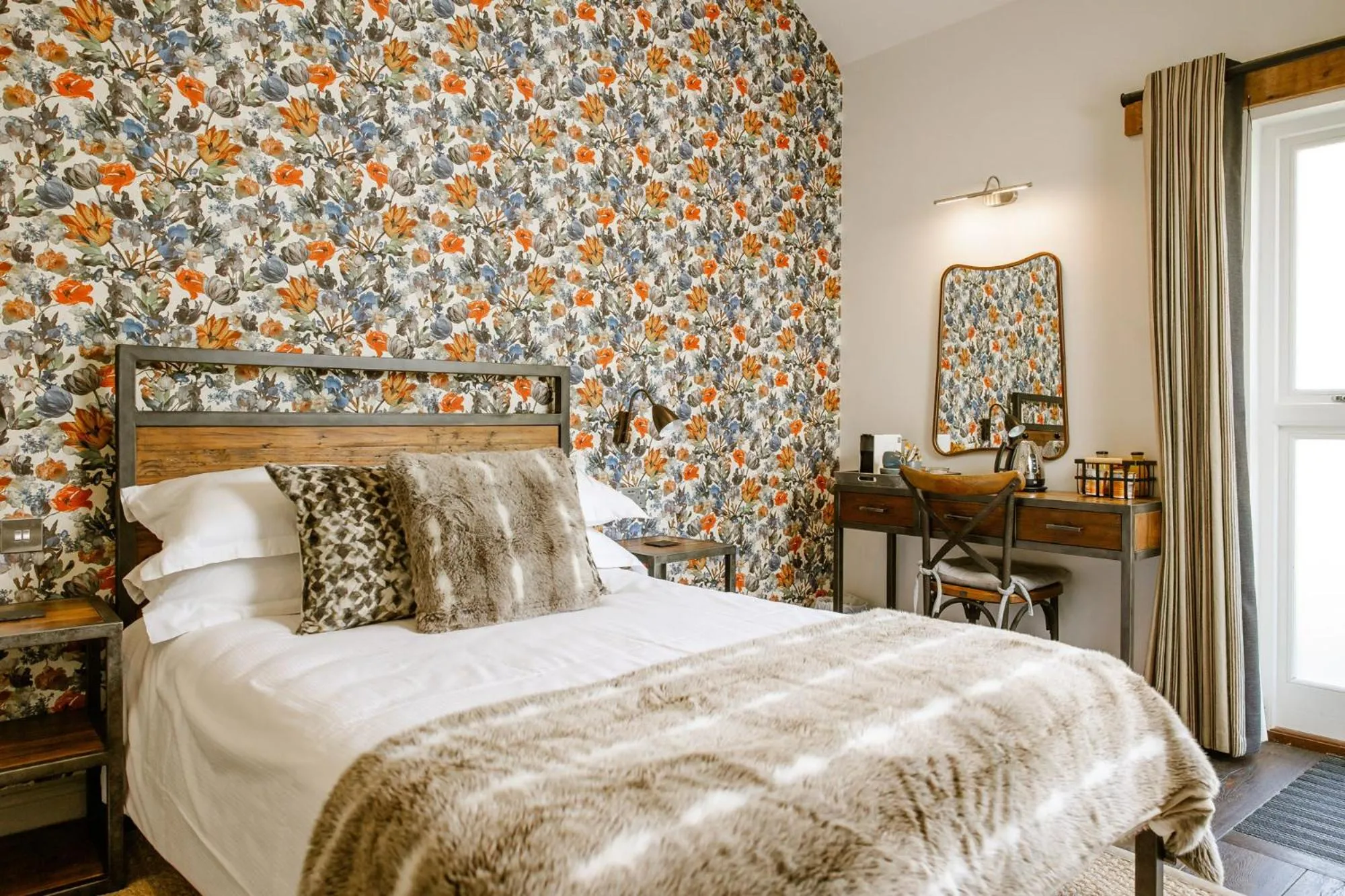 Bedroom, Bed in The George Inn